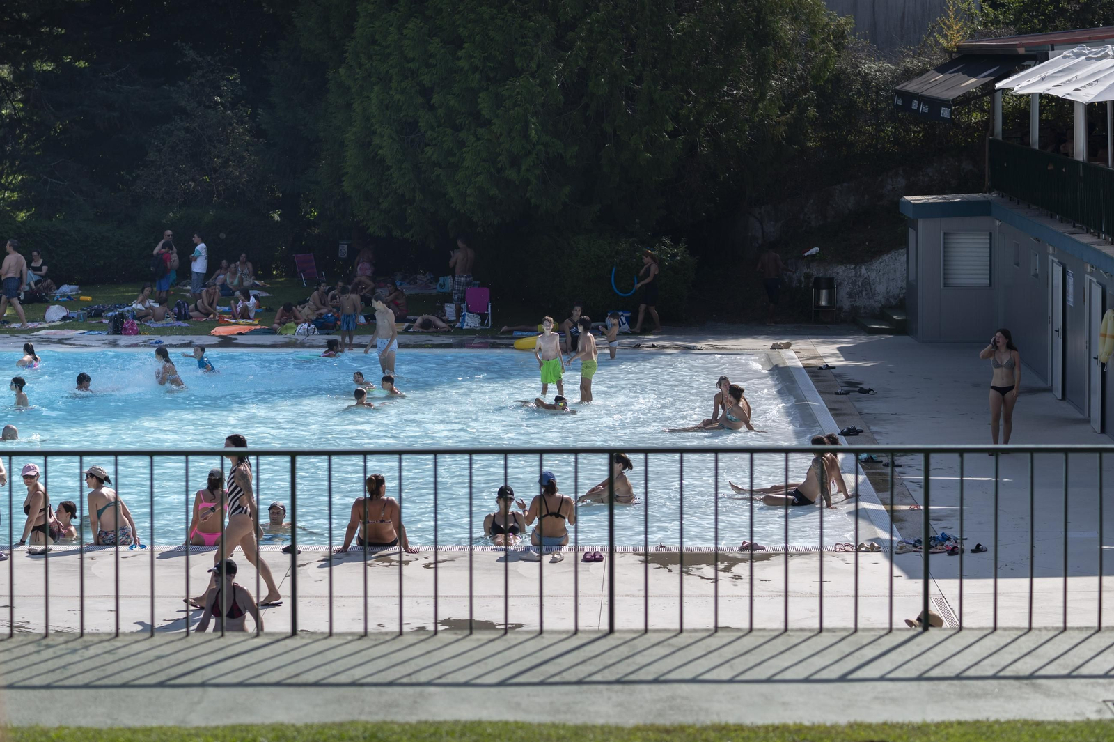 Galería | Los ourensanos combatiendo el calor en una jornada de calor extremo