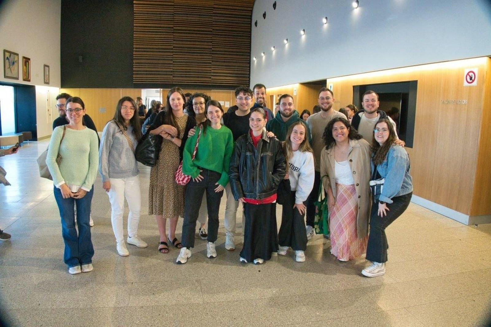 Parte de los nuevos MIR que recibieron ayer la bienvenida en un acto en el Cunqueiro con los responsables del área sanitaria.