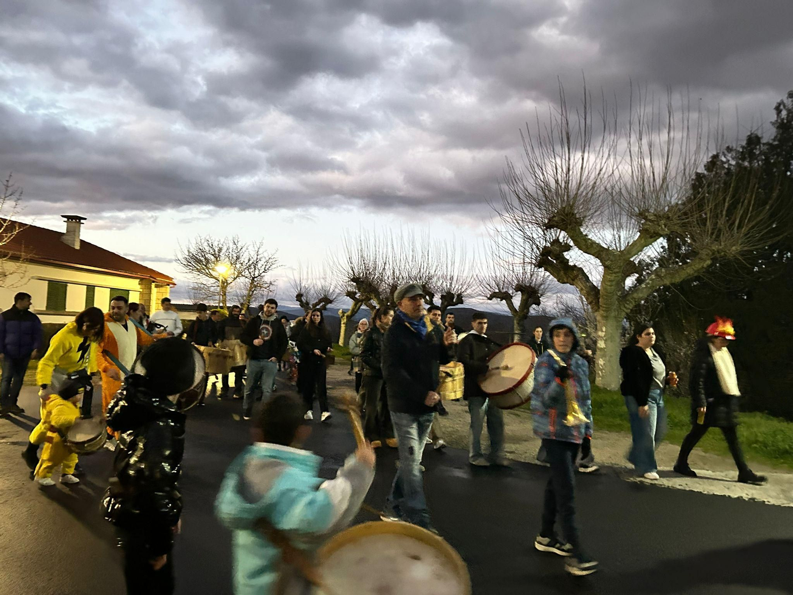 Galería | En Manzaneda, a ronda dos gusanitos é o día para os cativos