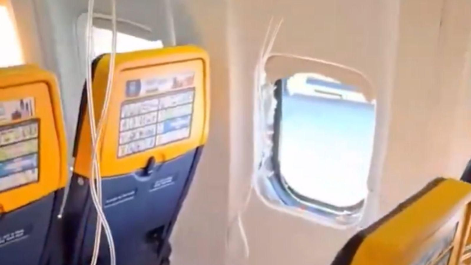 La ventanilla del Boeing 737-800 quedó destrozada tras el incidente que obligó al avión de Ryanair a regresar de emergencia a Grecia.