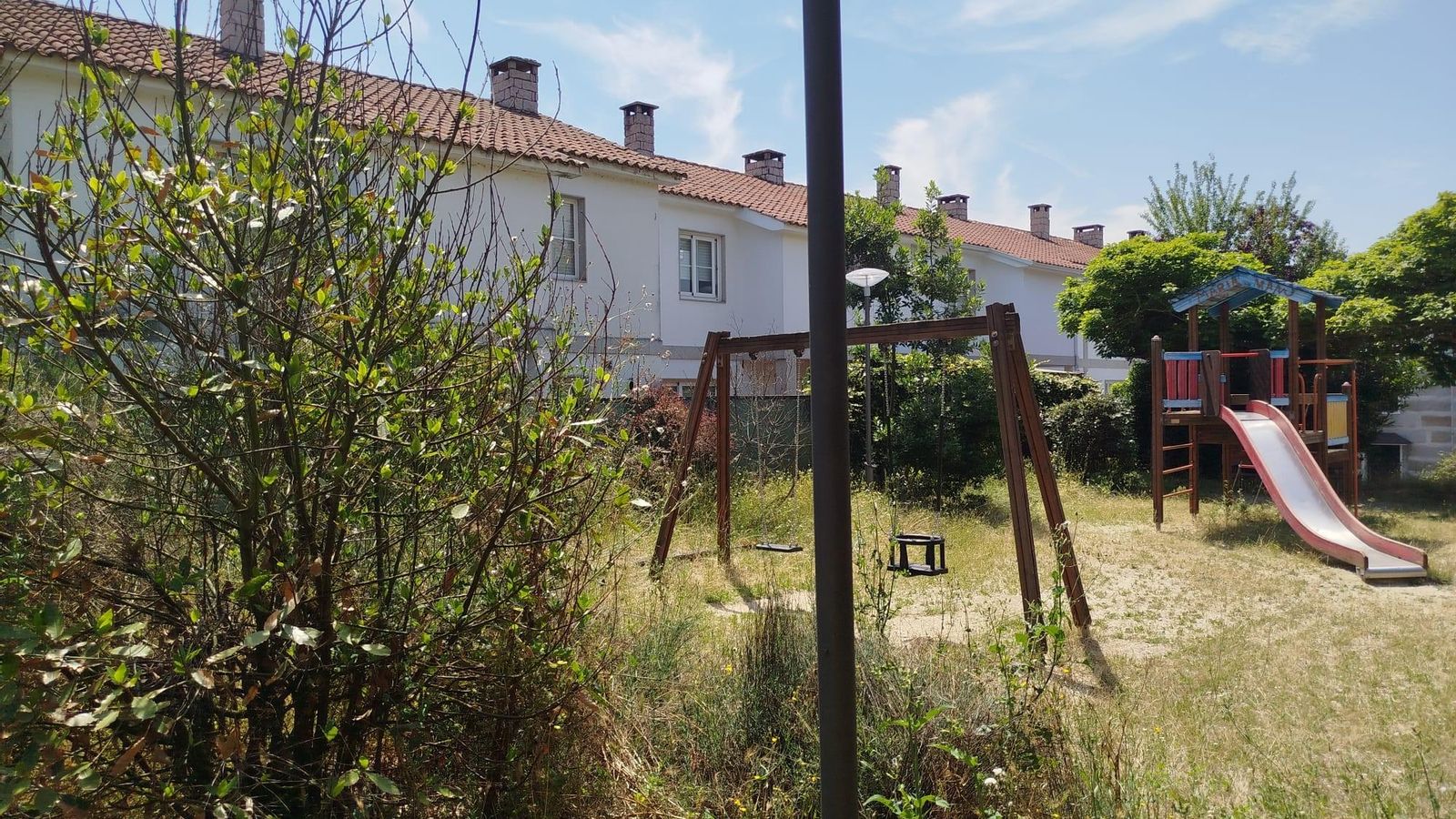 Parque infantil abandonado detrás de la iglesia de Santa Lucía de Rairo