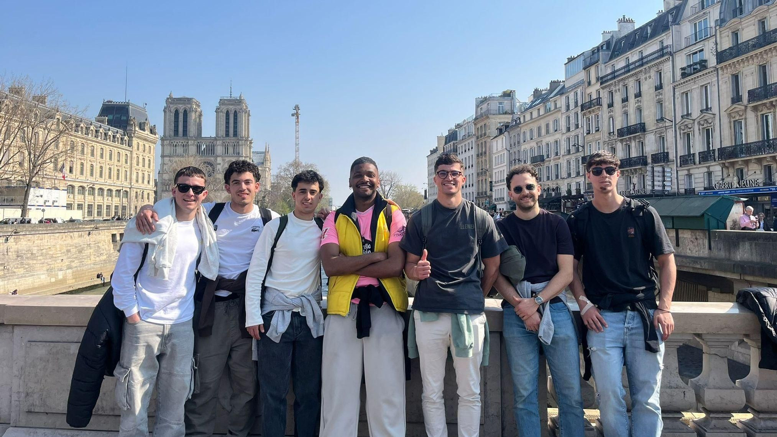 El grupo posa para la fotografía sobre un puente de Lyon.