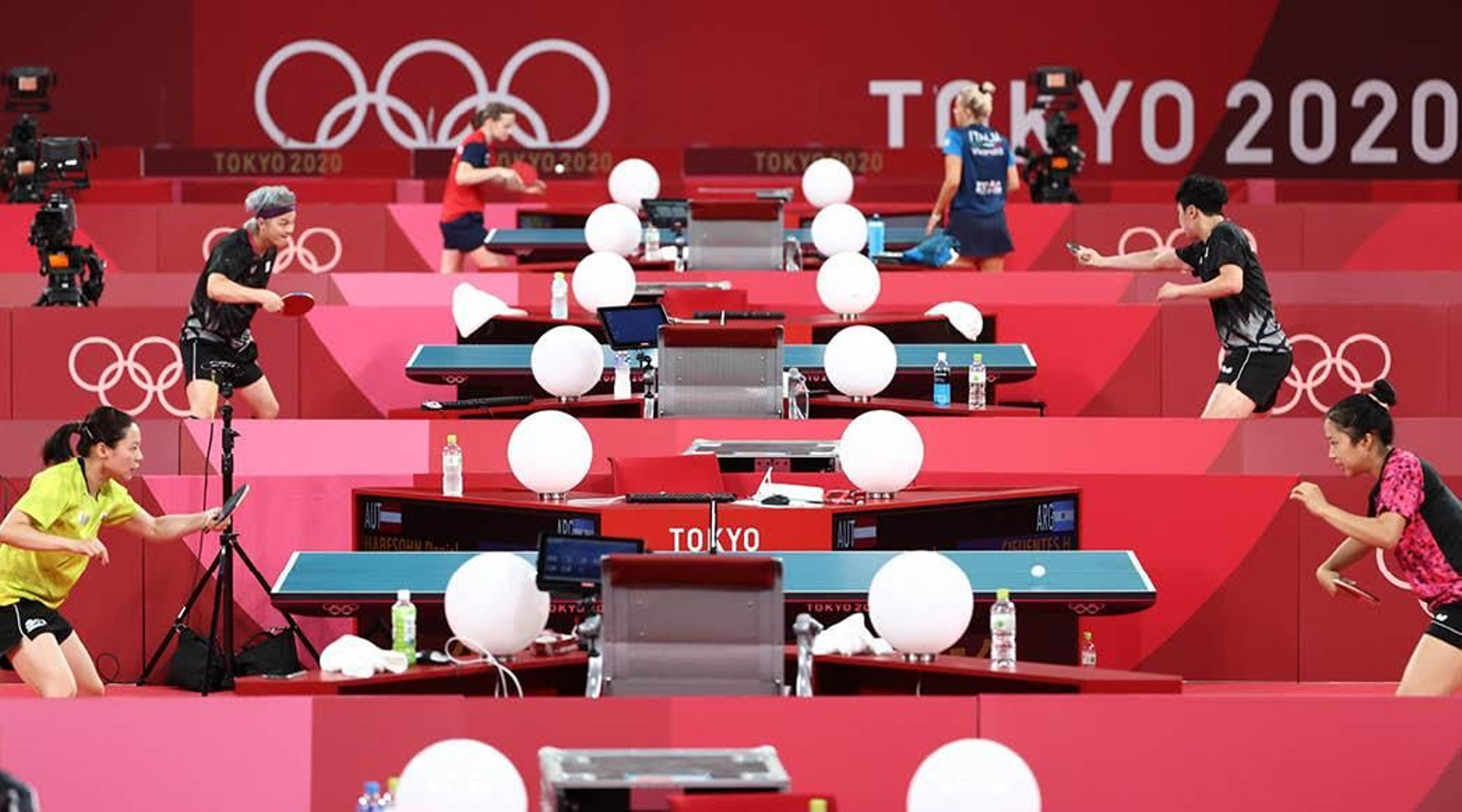 Los participantes en el torneo de tenis de mesa entrenan en las instalaciones de Tokio.