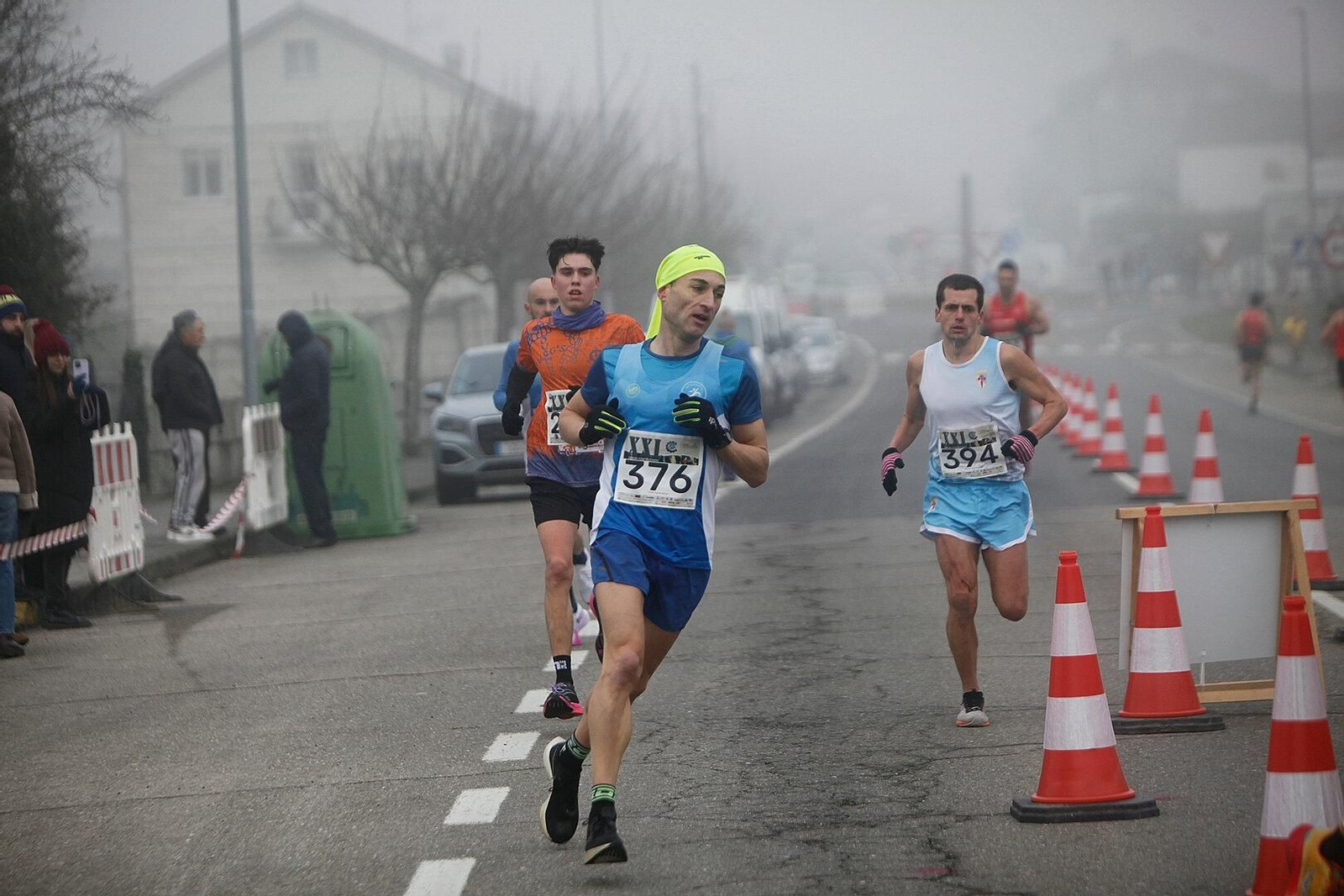 Corredores superando obstáculos con firmeza.