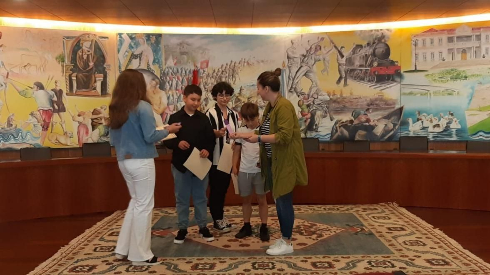 Marta Valcárcel, ayer con  las y los ganadores del XI Concurso de Slogans contra la Vioencia de Género,