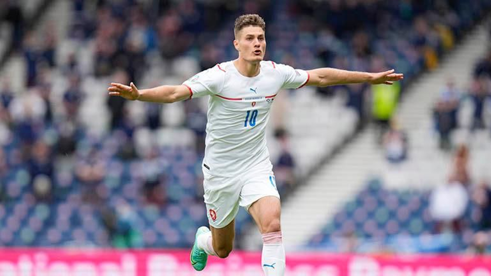 Patrik Schick celebra uno de los dos goles que marcó ayer.