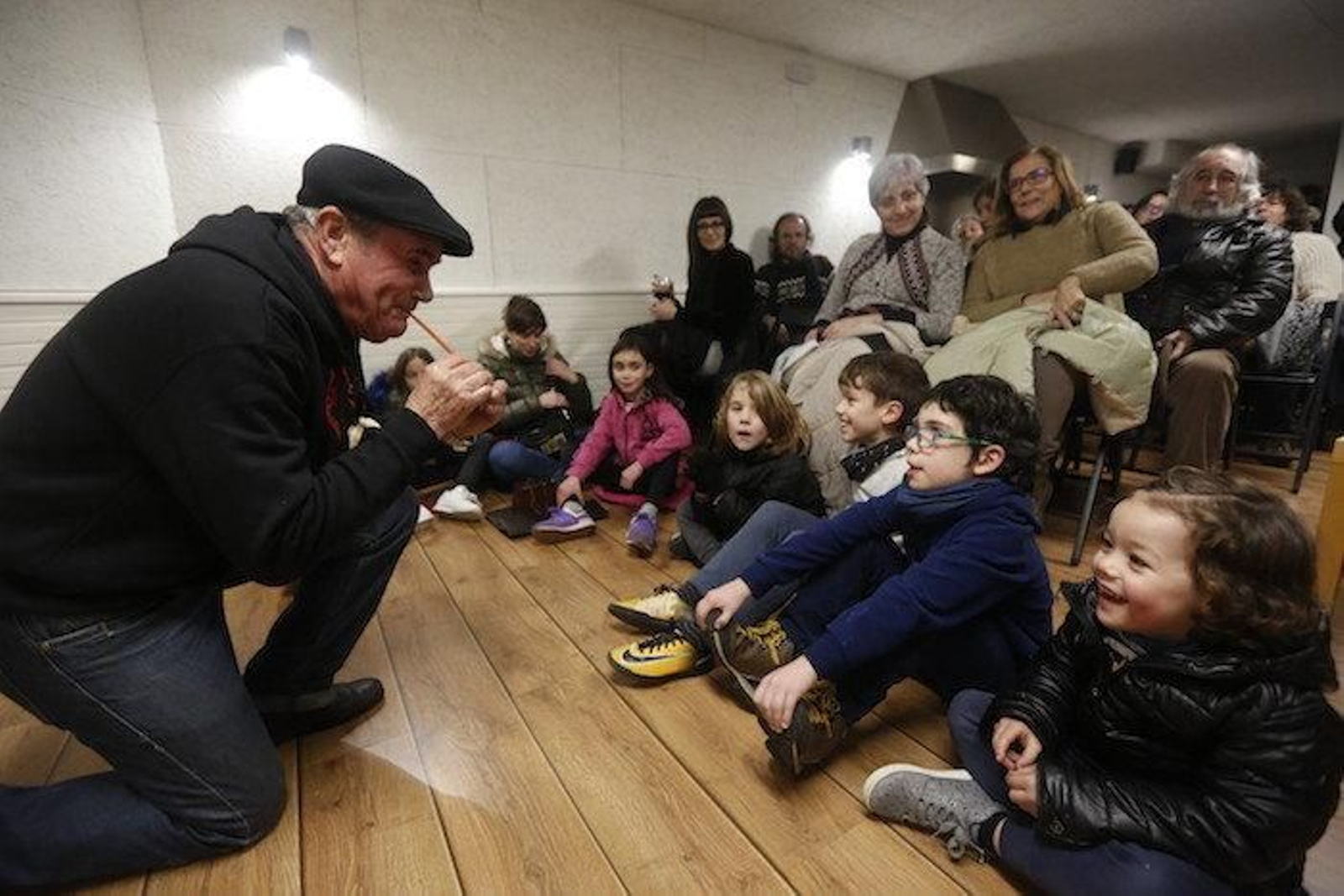 Un momento de la actividad que tuvo lugar ayer en el Café Ítaca de Xinzo.