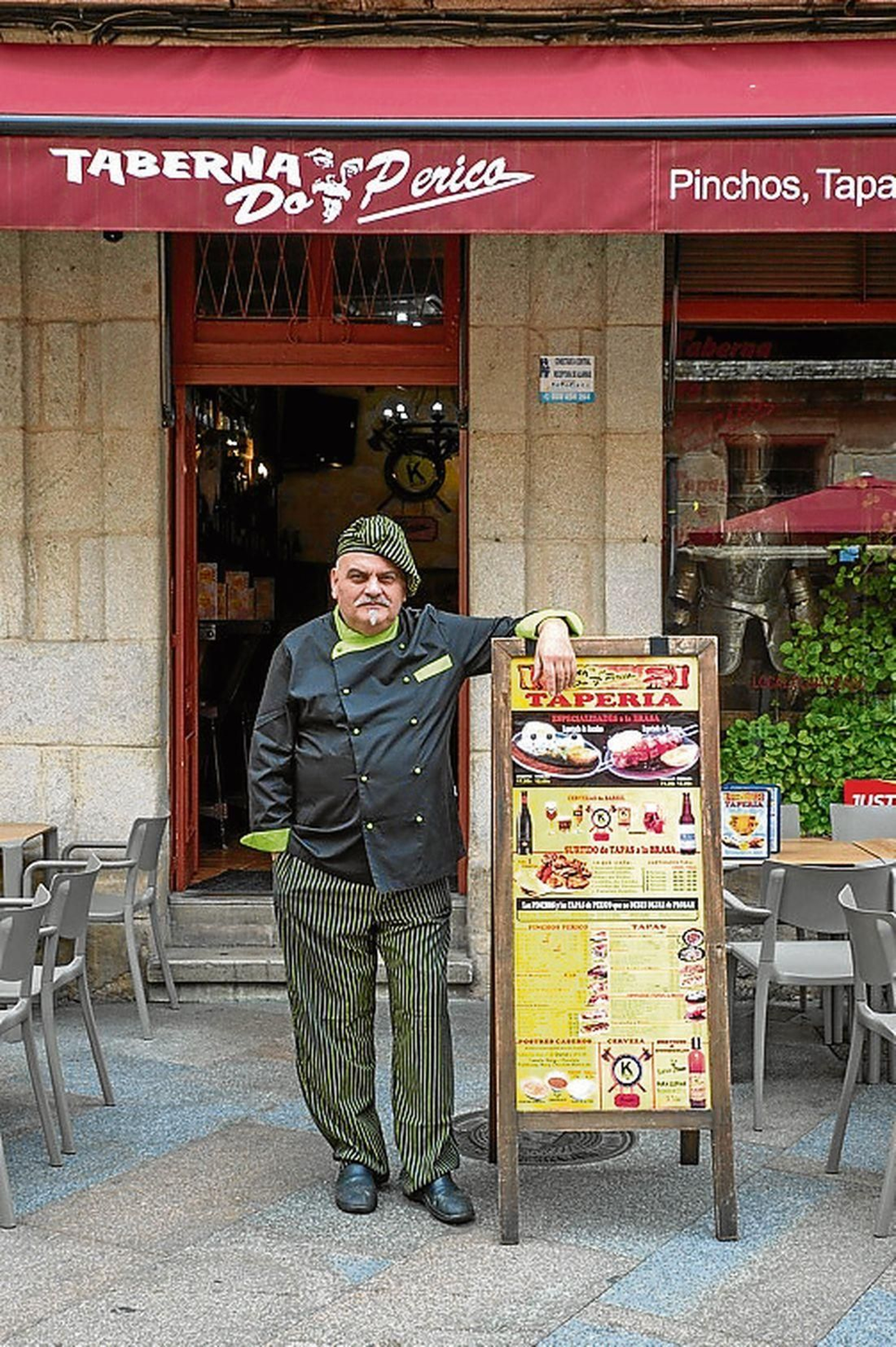 OURENSE (TABERNA DO PERICO). 12/06/2019. OURENSE. Fotografía del interior o exterior del negocio, para especial de publicidad Rueiro en el suplemento VIDA. En la foto, Pedro, gerente. FOTO: ÓSCAR PINAL 