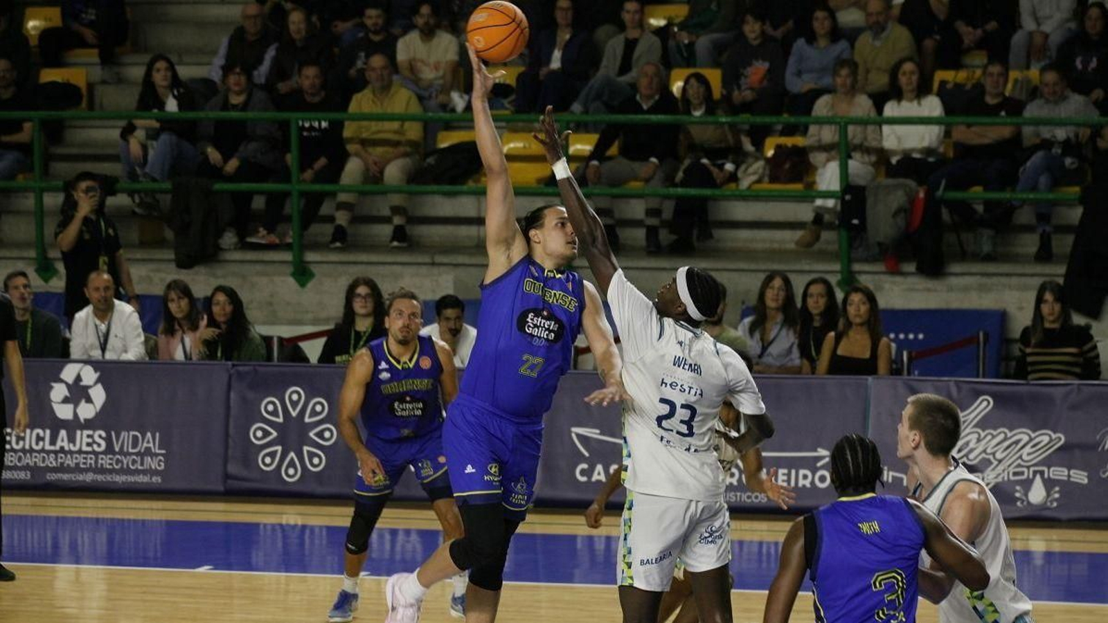 El jugador del COB Martín Iglesias lanza a canasta ante el pívot del Menorca Wembi.