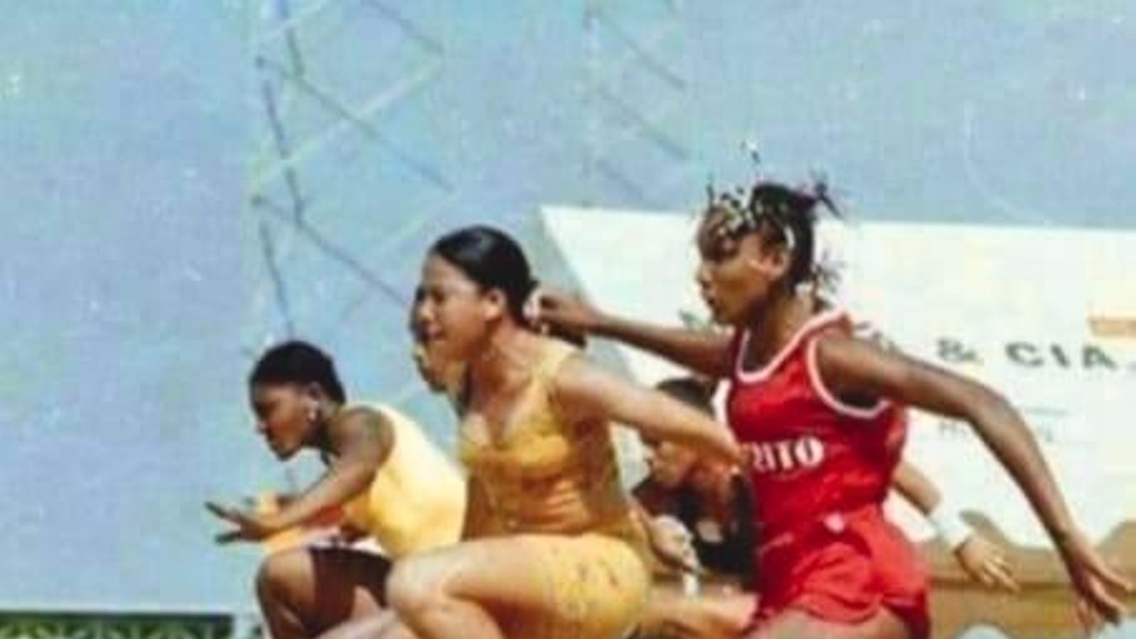 La joven en el centro de la imagen durante una competición