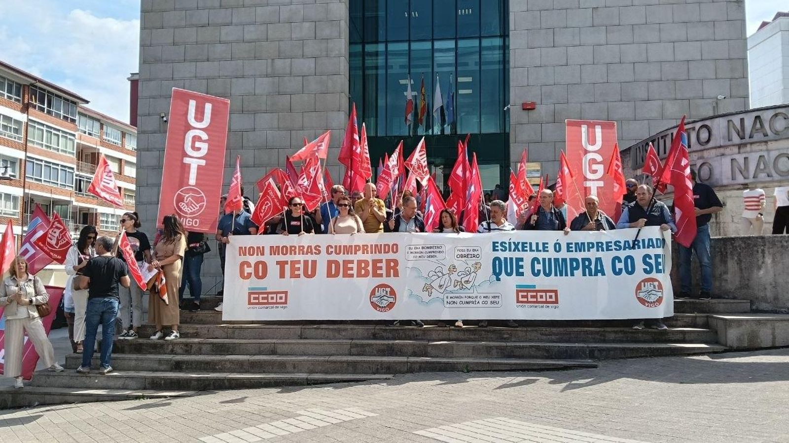 UGT y CCOO se manifestaron ante el INSS contra la criminalización de las bajas laborales.