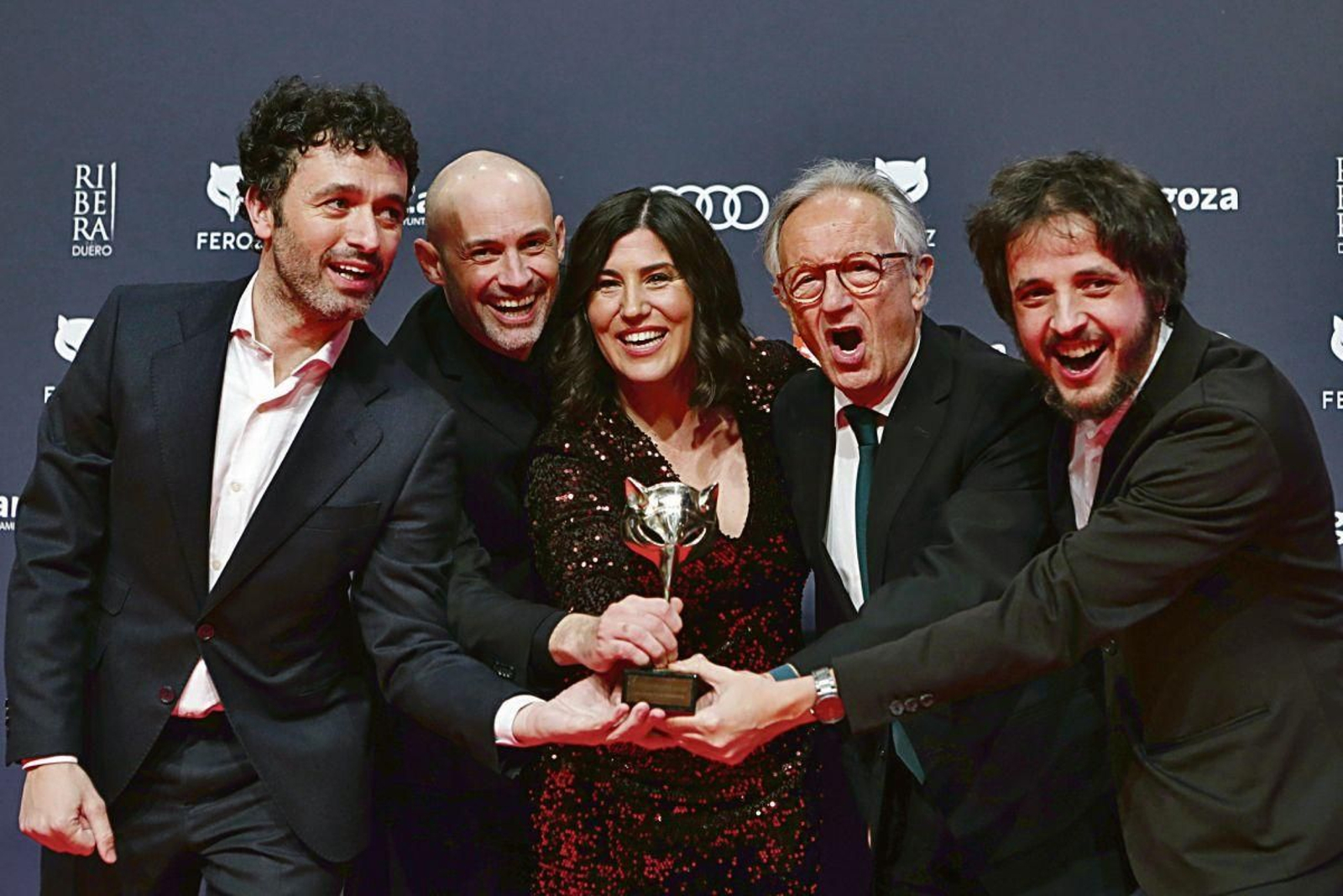 El equipo de “As bestas” con el premio.