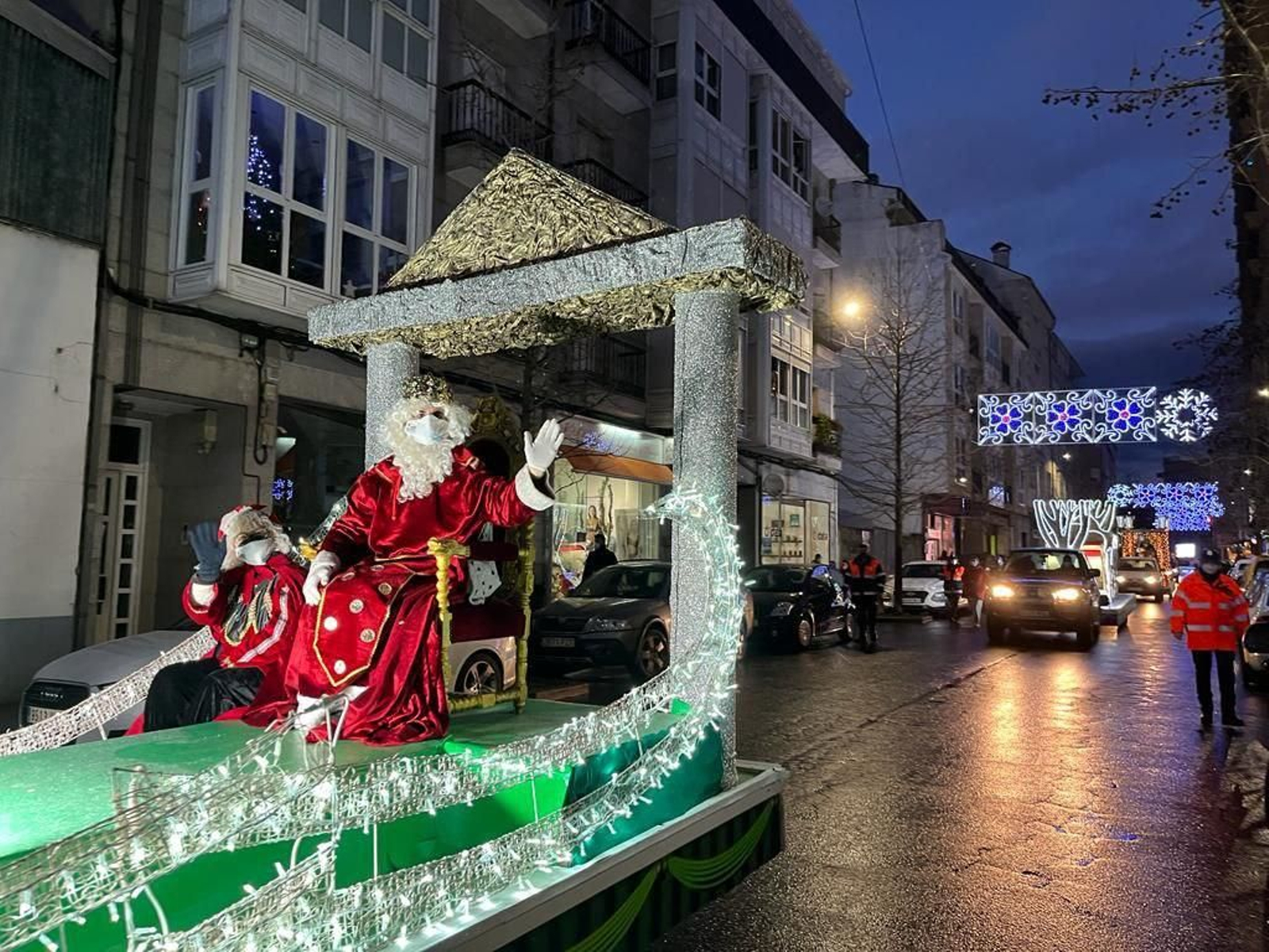 VERÍN.  Fantasía y luz en las carrozas de Verín. // C. Caneiro