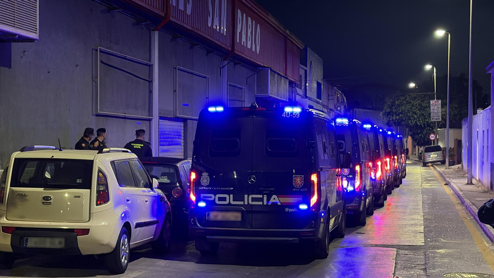 EuropaPress_7782627_Furgones_de_la_Policia_Nacional_preparados_por_si_