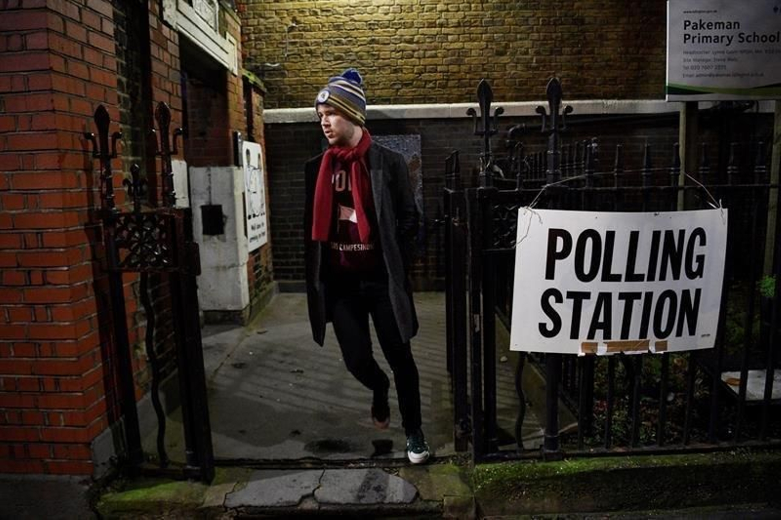 Un votante sale de un colegio electoral durante las elecciones generales en Londres