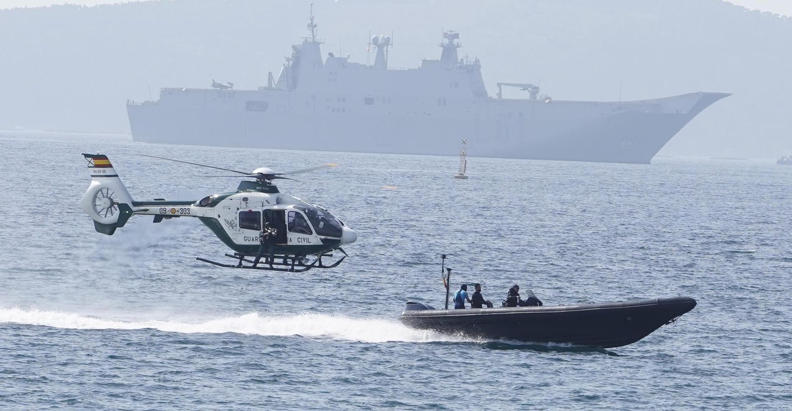Galería | Felipe VI participa en la revista naval y presencia la exhibición de militares en Samil