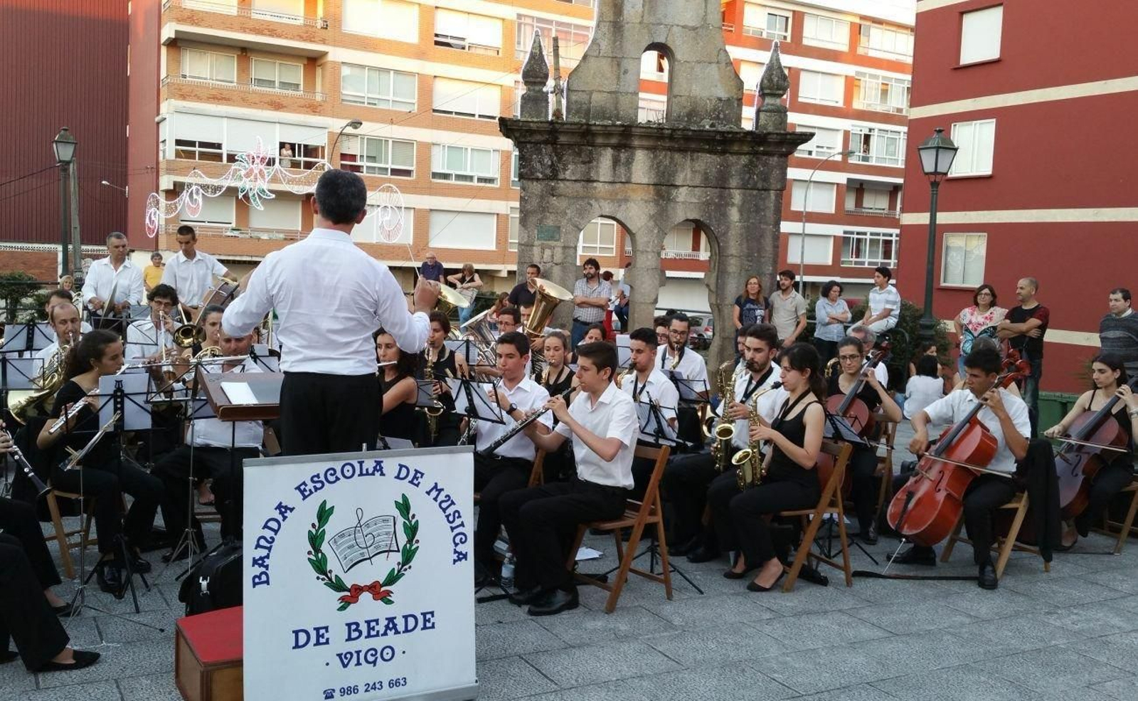 Durante las fiesta de Coia, la banda escola de música de Beade, realiza una de sus actuaciones con música clásica adaptada, temas gallegos, zarzuelas y bandas sonoras.