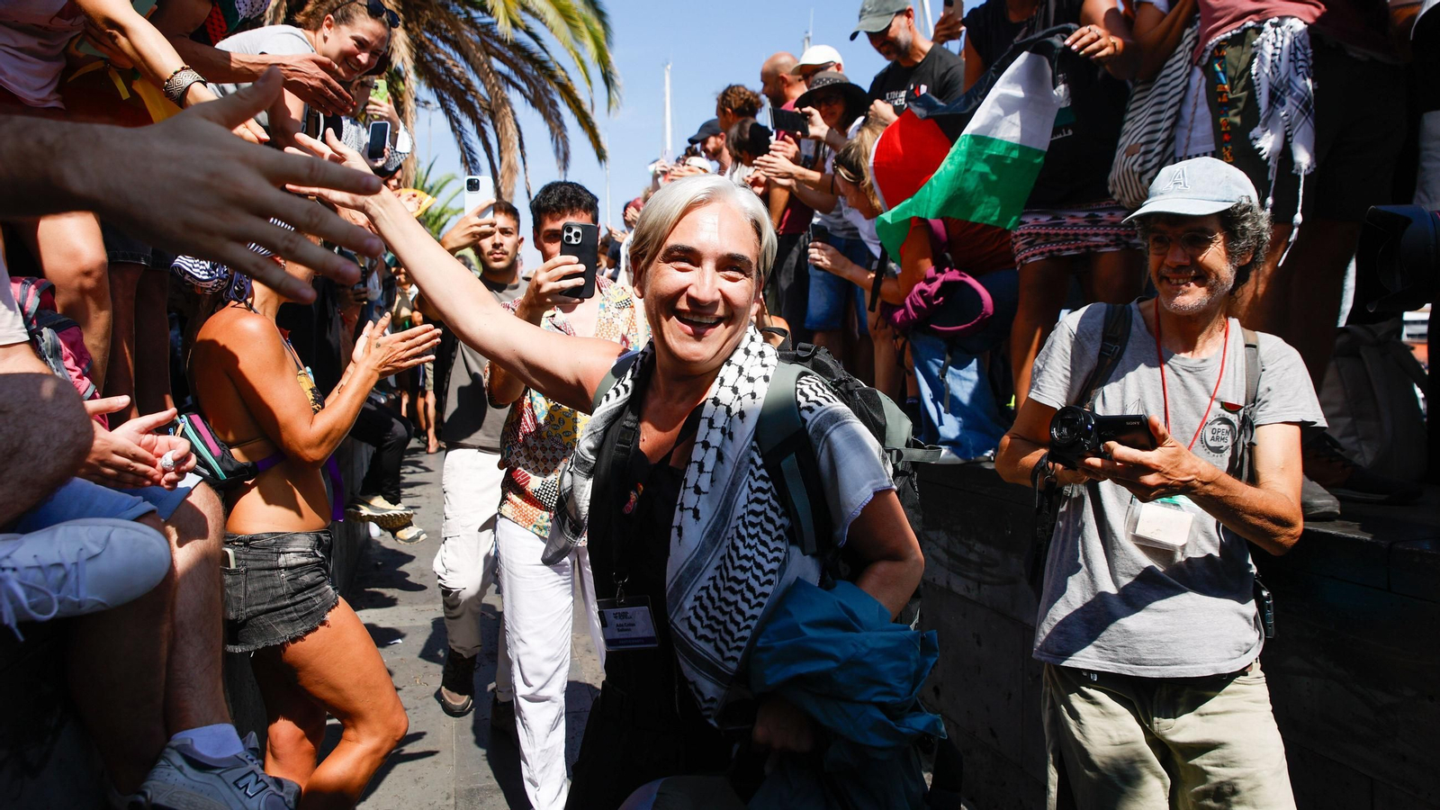 La activista y ex alcaldesa de Barcelona Ada Colau durante la despedida a la Global Sunat Flotilla en el Puerto de Barcelona, a 31 de agosto de 2025