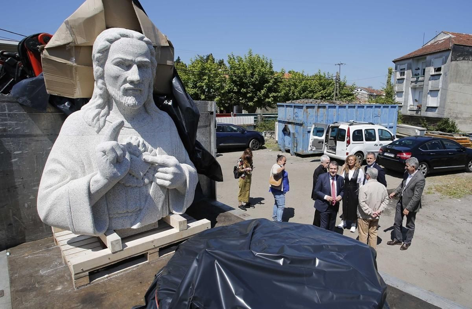 La imagen del Sagrado Corazón de Jesús, a su llegada ayer a Vigo, donde fue recibida por el alcalde y la presidenta de la Diputación.