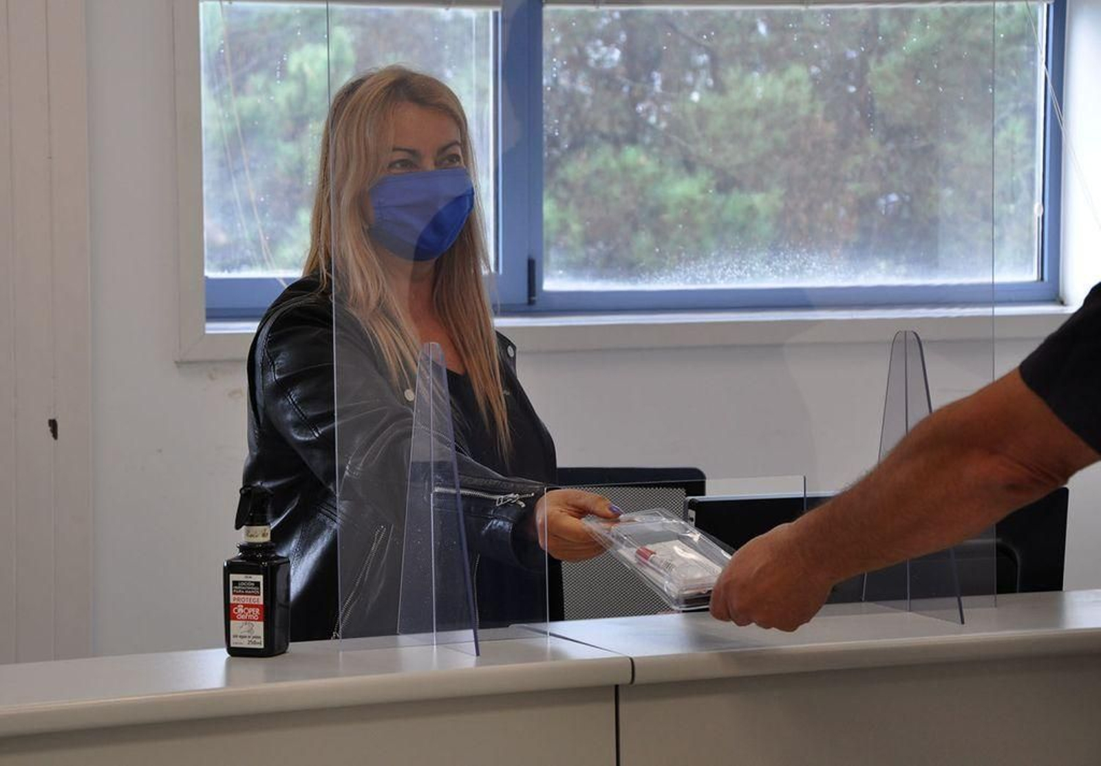 Los trabajadores recogieron el kit para realizar la toma de la muestra de saliva.