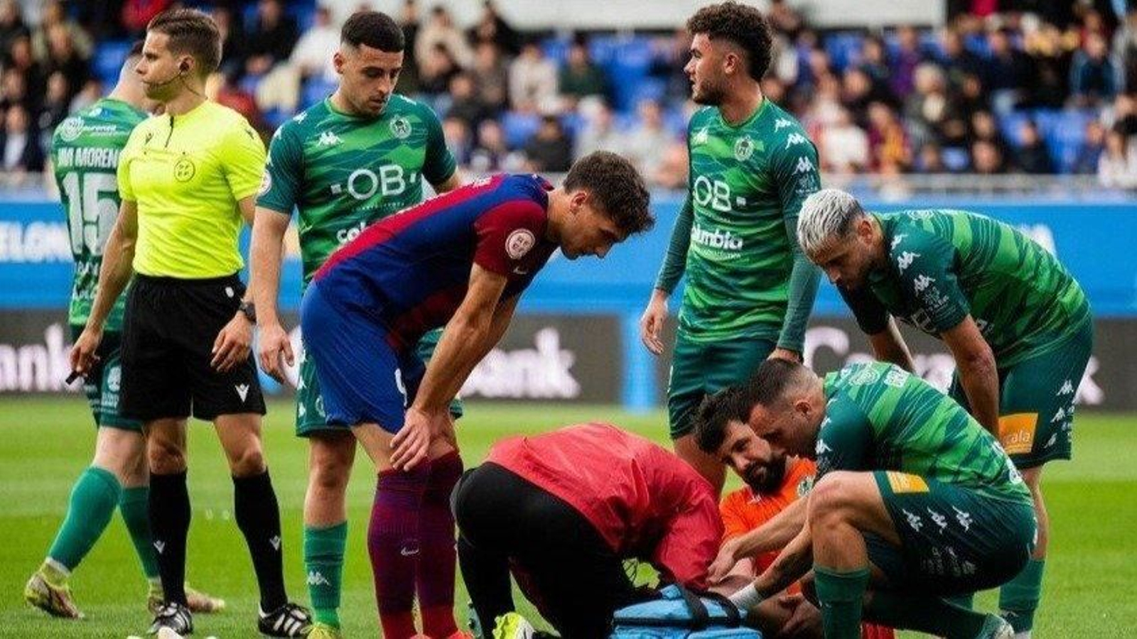 Diego García tendido en el campo tras su lesión frente Barcelona B (Foto: CD Arenteiro).