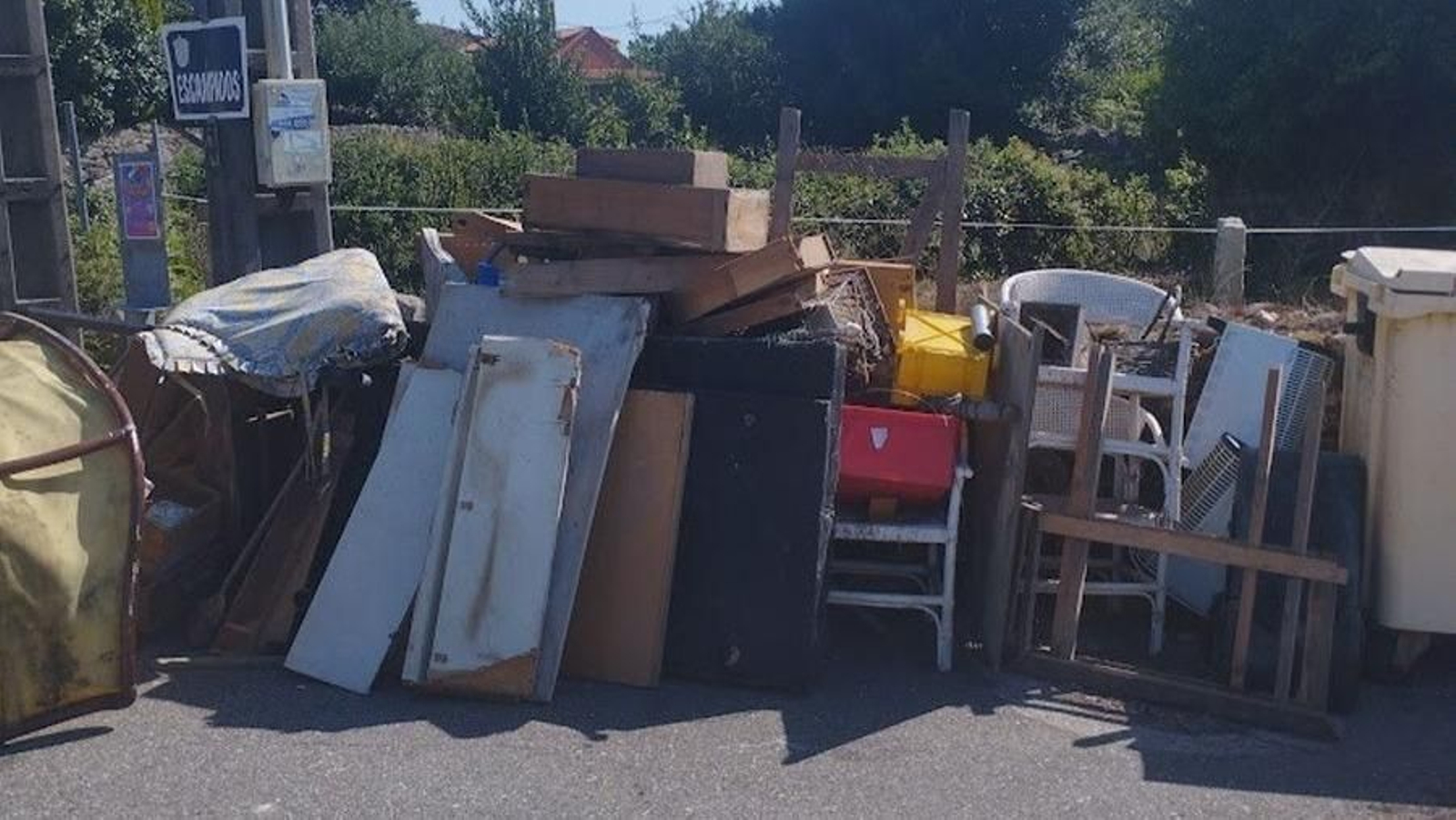 El Concello recuerda que existe un servicio gratuito de recogida de residuos voluminosos puerta a puerta.