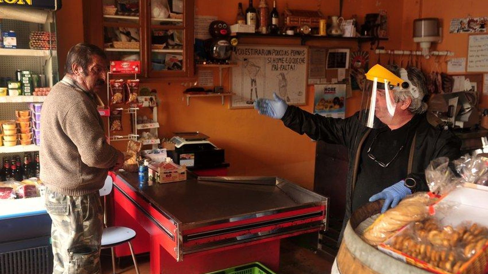 PEARES ( Peroxa) 29-04-2020.- Historias del coronavirus. Arturo Pérz, tienda de ultramarinos. José Paz