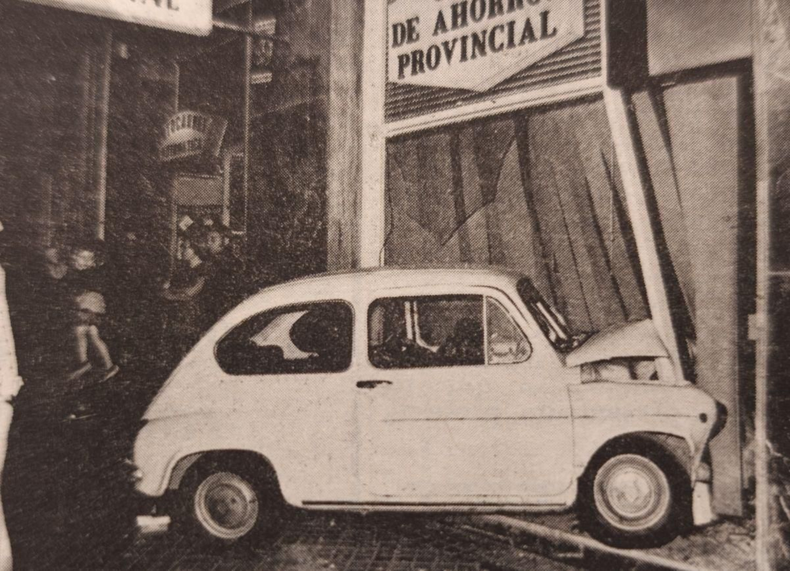 El coche empotrado contra la sucursal.