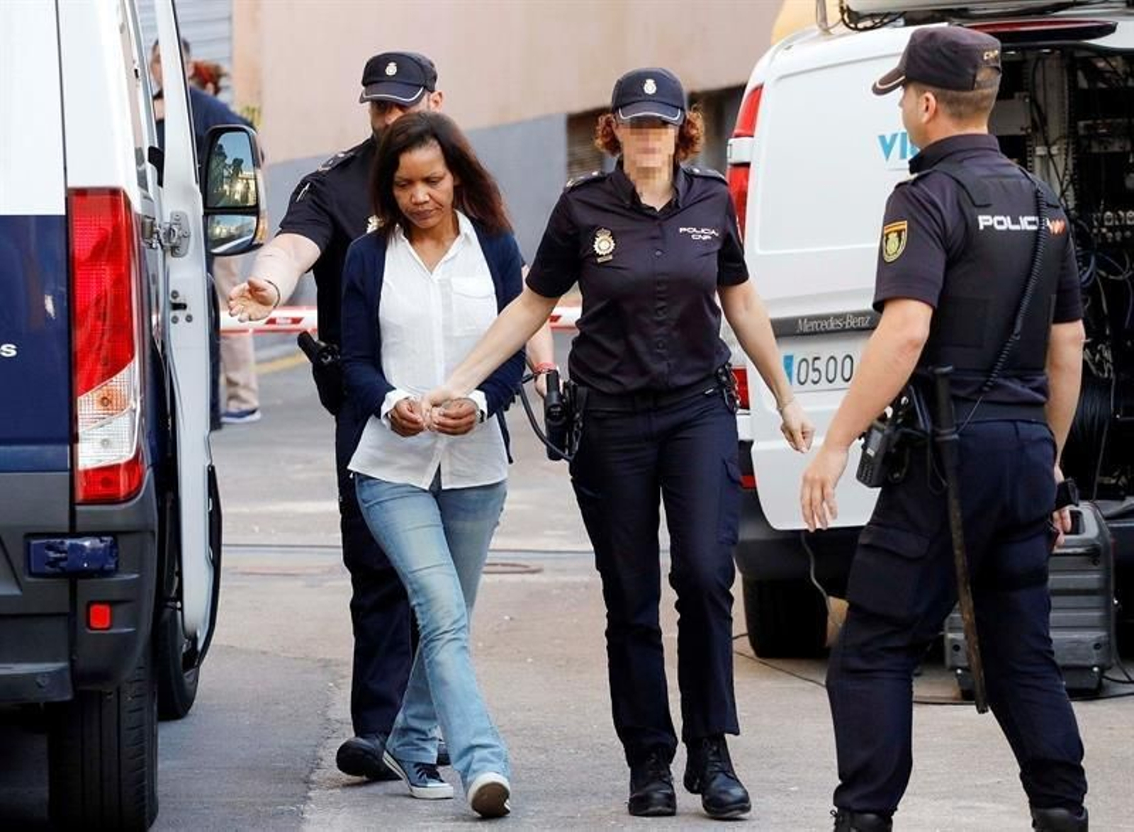 Agentes de la Policía Nacional llevan a la Audiencia provincial de Almería a Ana Julia Quezada. (Foto: EFE)