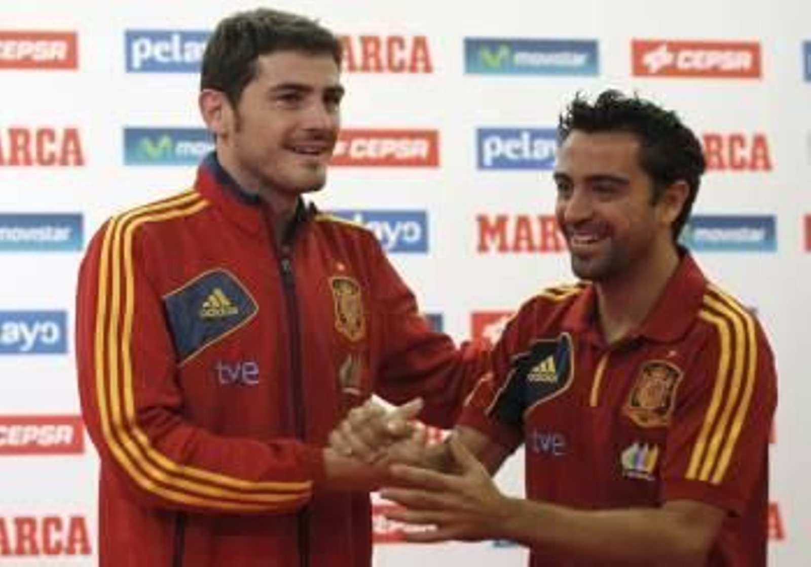 Casillas y Xavi, felicitándose mutuamente por el premio, en la concentración de la selección. (Foto: MIGUEL ANGEL)