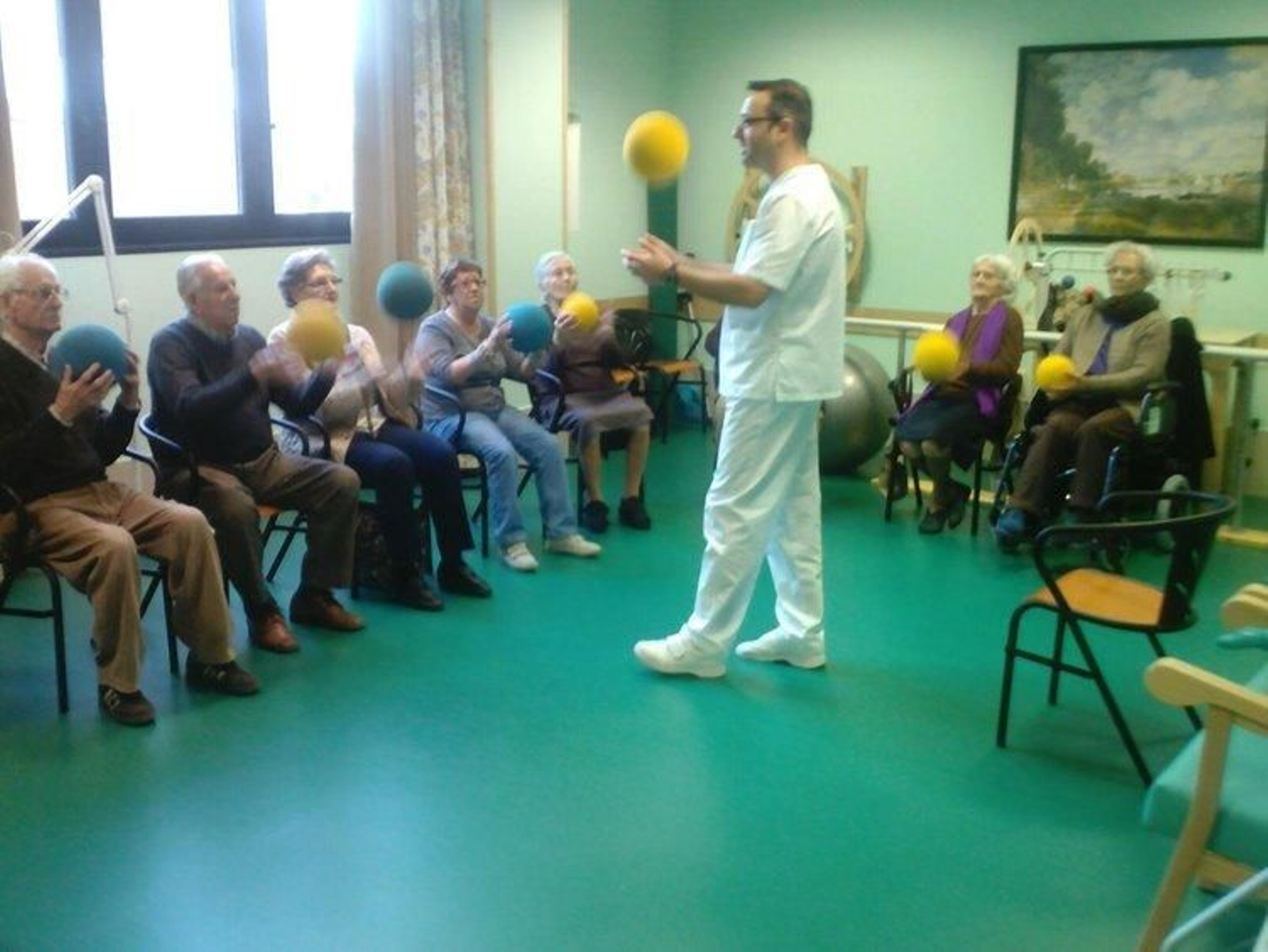 Un grupo de mayores trabaja la fuerza y la resistencia con balones, supervisados por Ángel Casal.