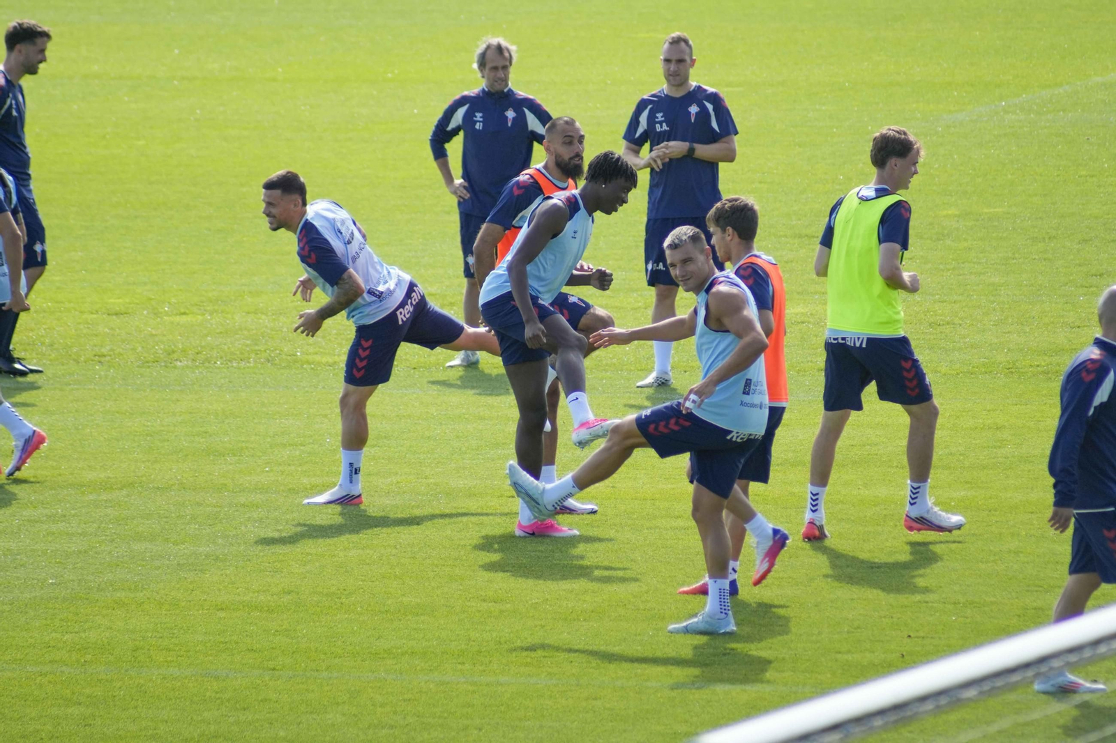 La plantilla celeste se ejercitó ayer en la ciudad deportiva de Mos, con operaciones aún por decidir.