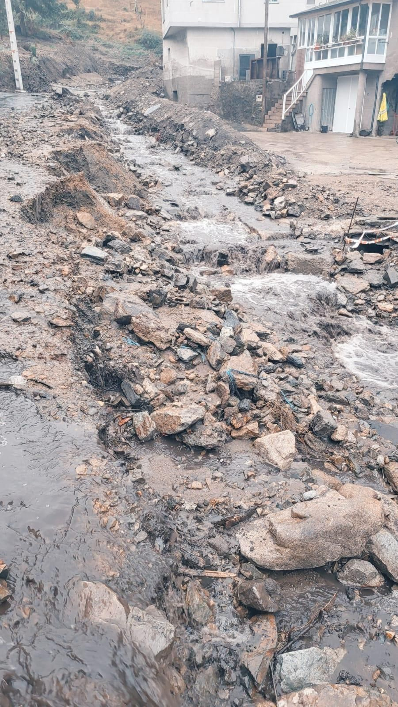 El agua volvió a arrastrar barro y piedras por las calles de A Bouza, en Viana do Bolo.