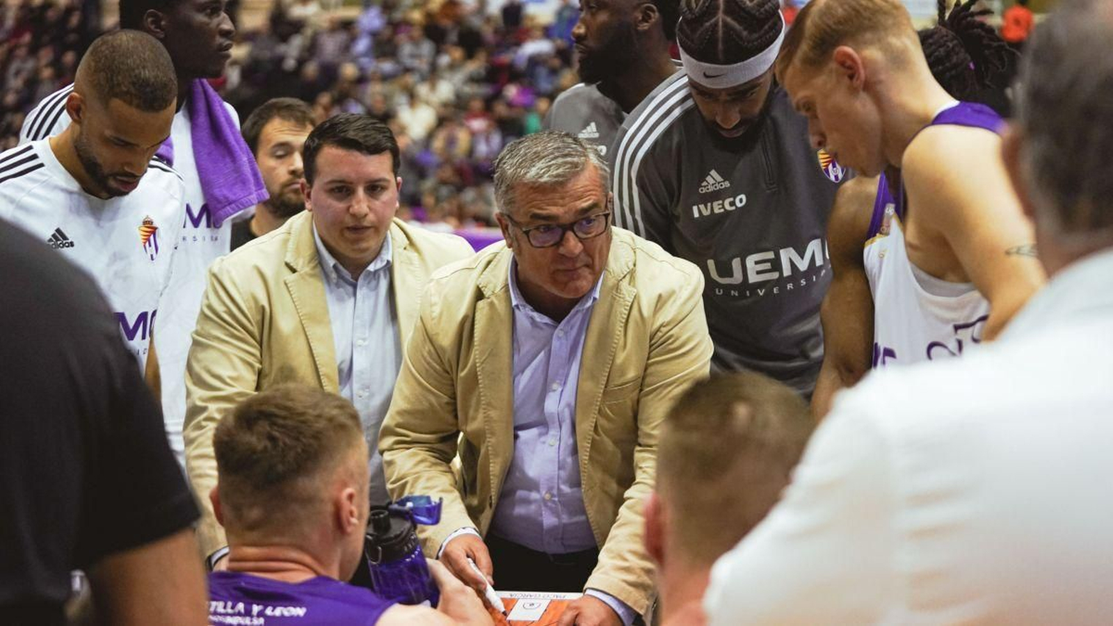 Paco García, pizarra en mano, analizado el partido a sus jugadores del Valladolid.