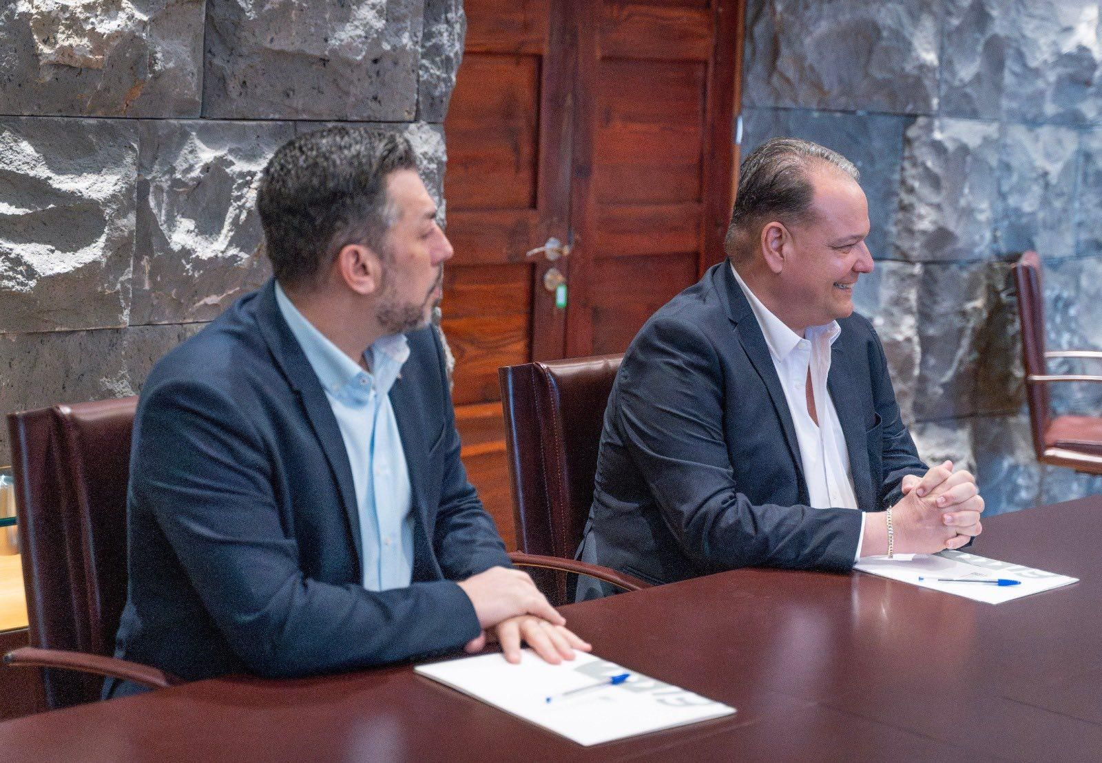 El director general de Emigracion en primer término