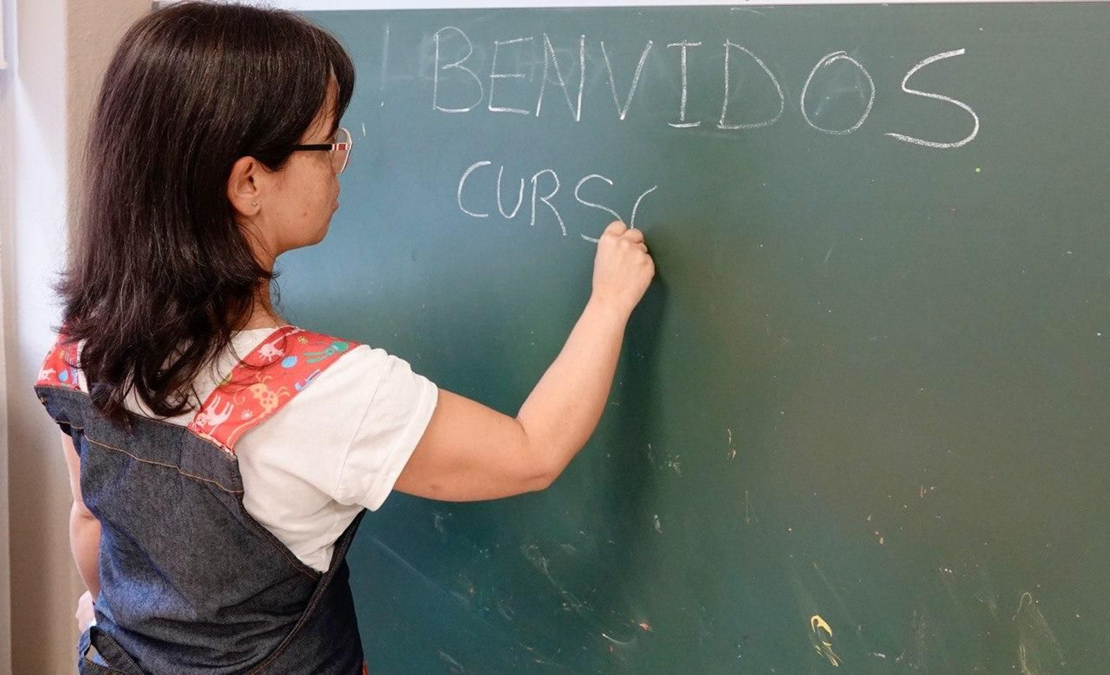 Una alumna escribe en una pizarra. // Vicente Alonso