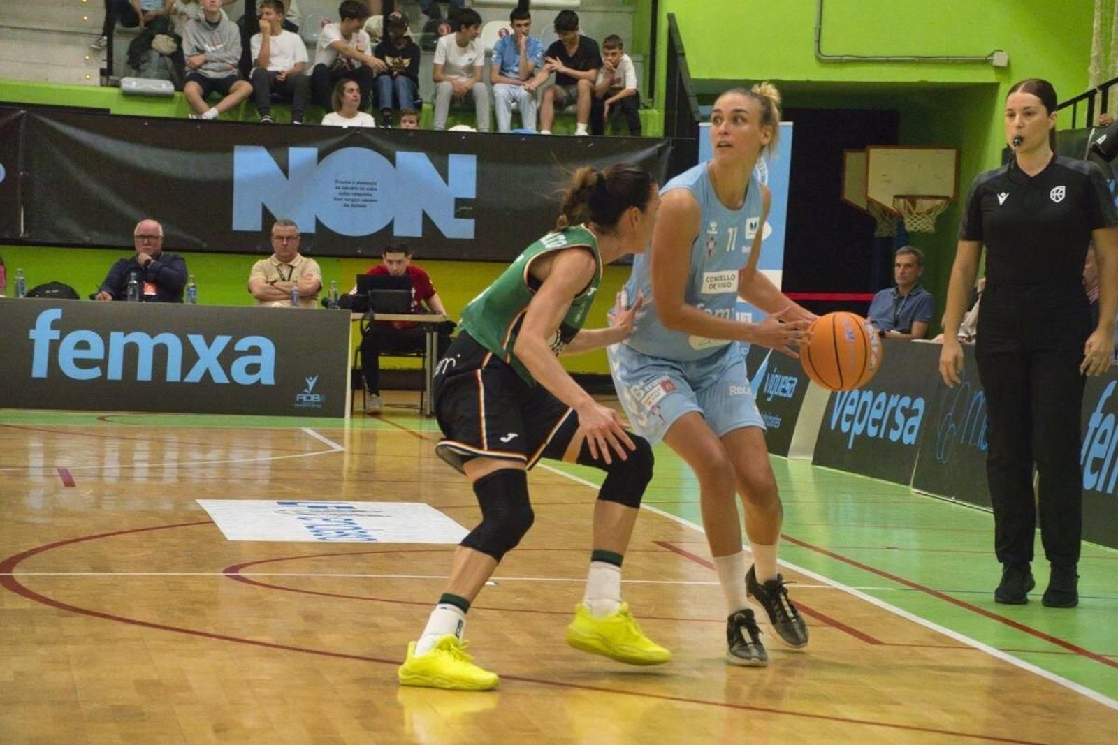 Carlos Colinas observa desde uno de los fondos de la pista el duelo del Celta con el Joventut.