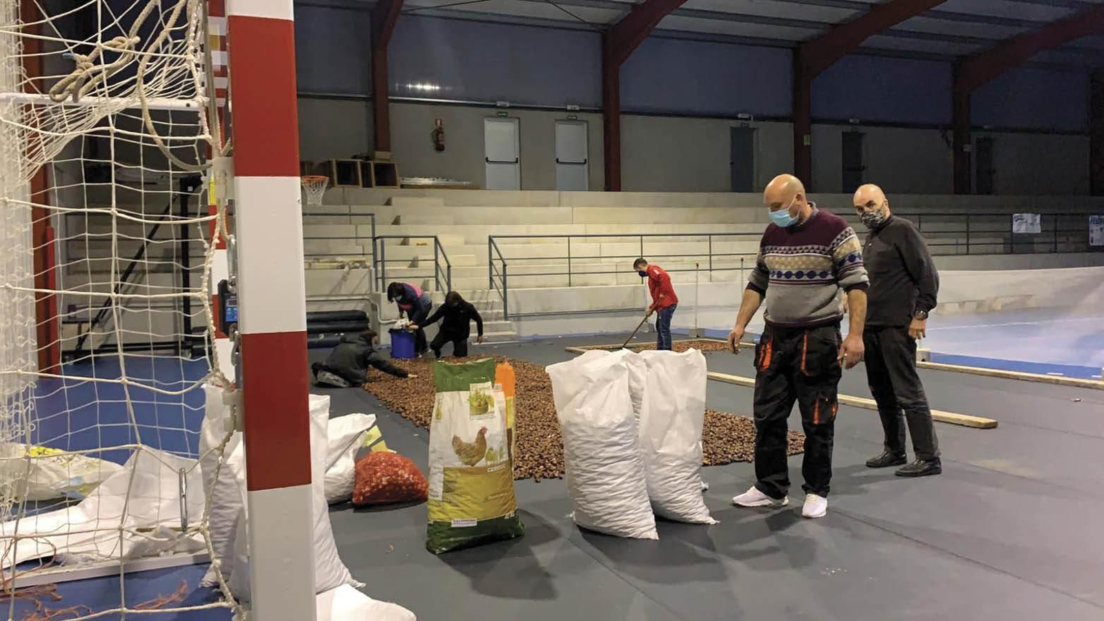 Vecinos de O Irixo durante la campaña de recolección del pasado año.