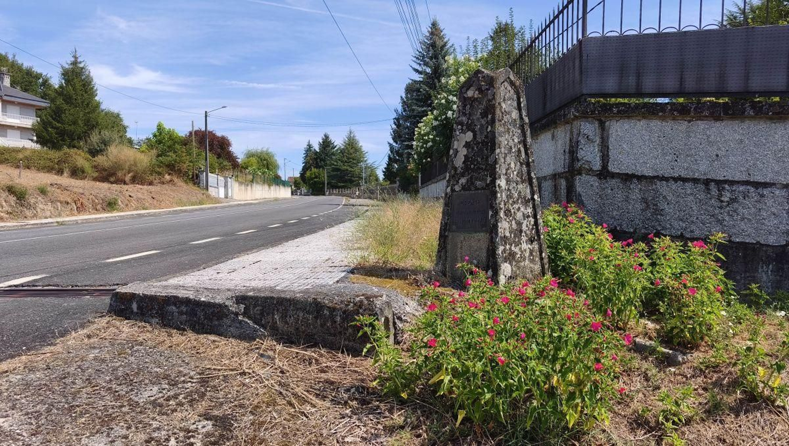 O monolito de Francisco Alomar está na marxe esquerda da estrada, baixando cara Cudeiro, nada máis saír de Gustei.