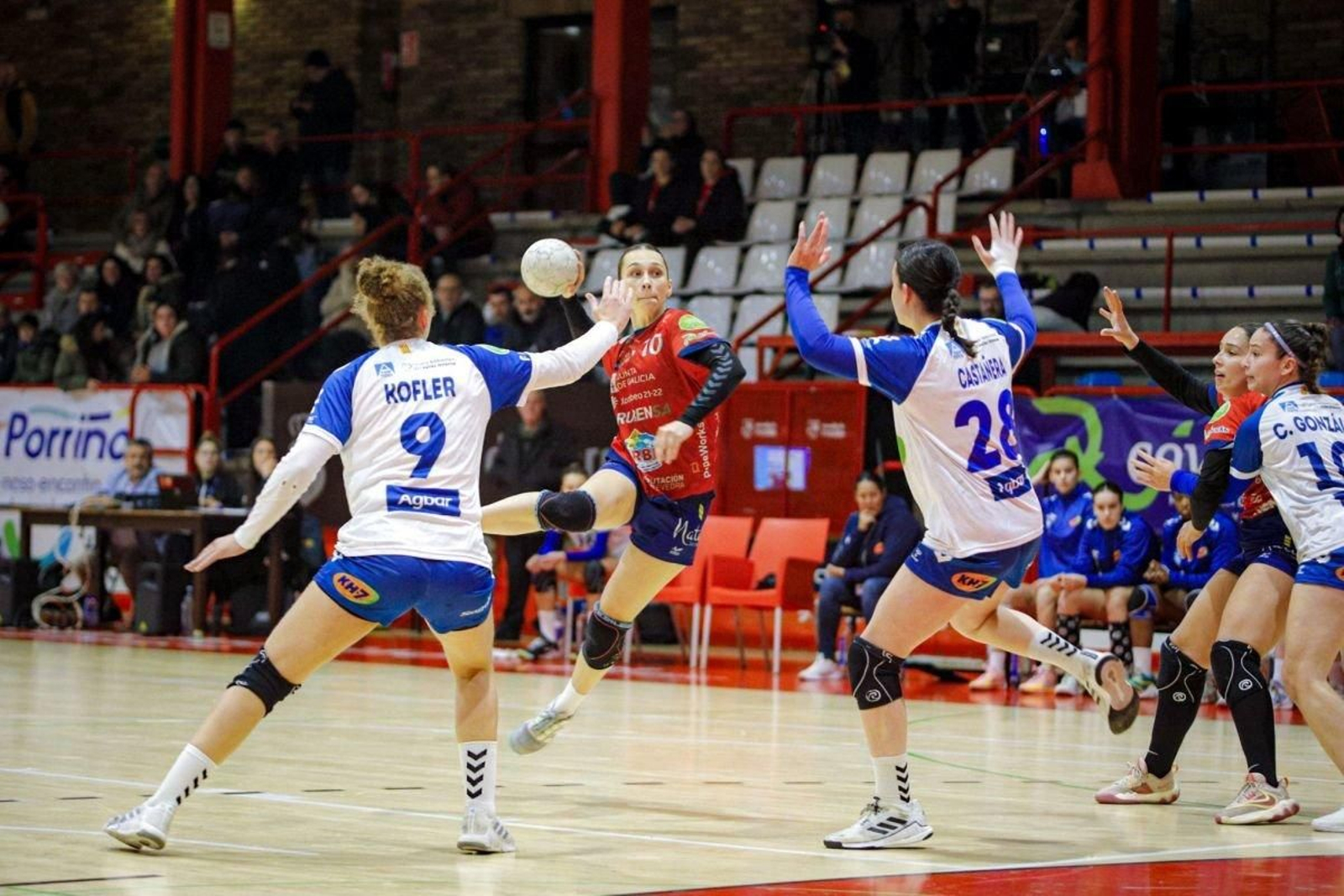 Malena Valles dirigió desde el puesto de central al Conservas Orbe Rubensa Porriño.