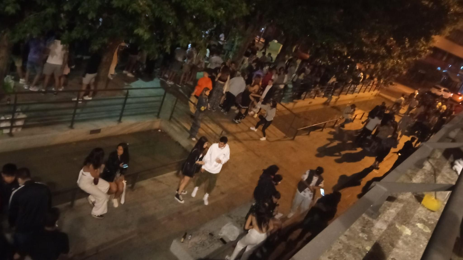 Botellón en As Mercedes el pasado sábado.