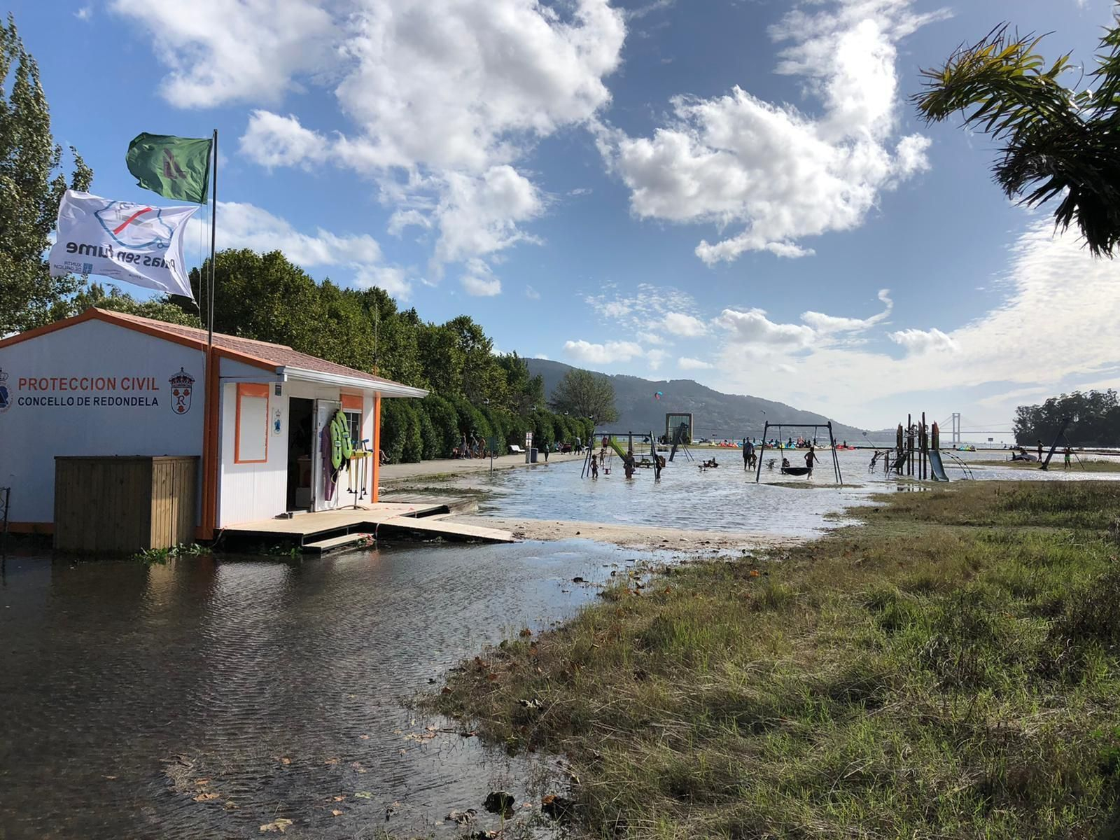 Las mareas vivas de agosto dejaron ayer una curiosa estampa en la playa de A Punta, la más importante de Redondela, que literalmente desapareció de la vista al subir el mar hasta la zona más alta del arenal, incluso hasta cubrir los servicios de Protección Civil y los columpios.