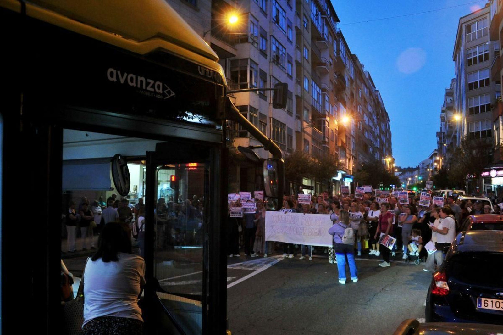 Los manifestantes de Cudeiro protestan en la avenida de Santiago frente a un bus urbano paralizado