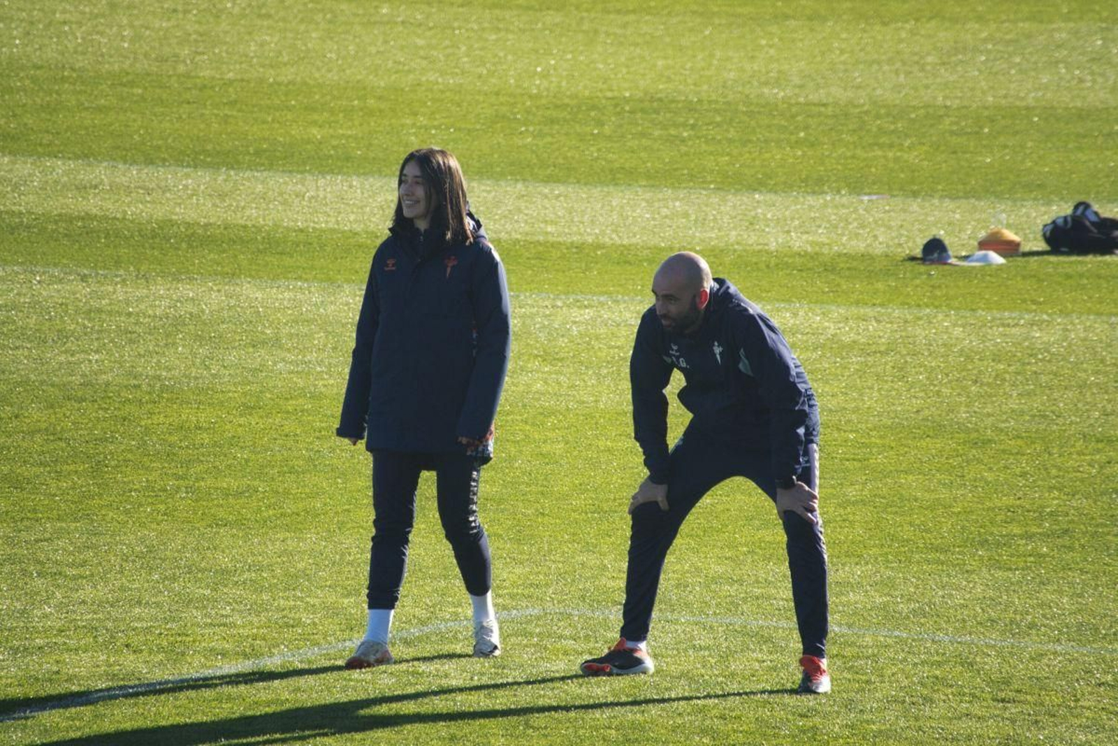 La psicóloga, Laura Centoira, junto al entrenador, Claudio Giráldez.