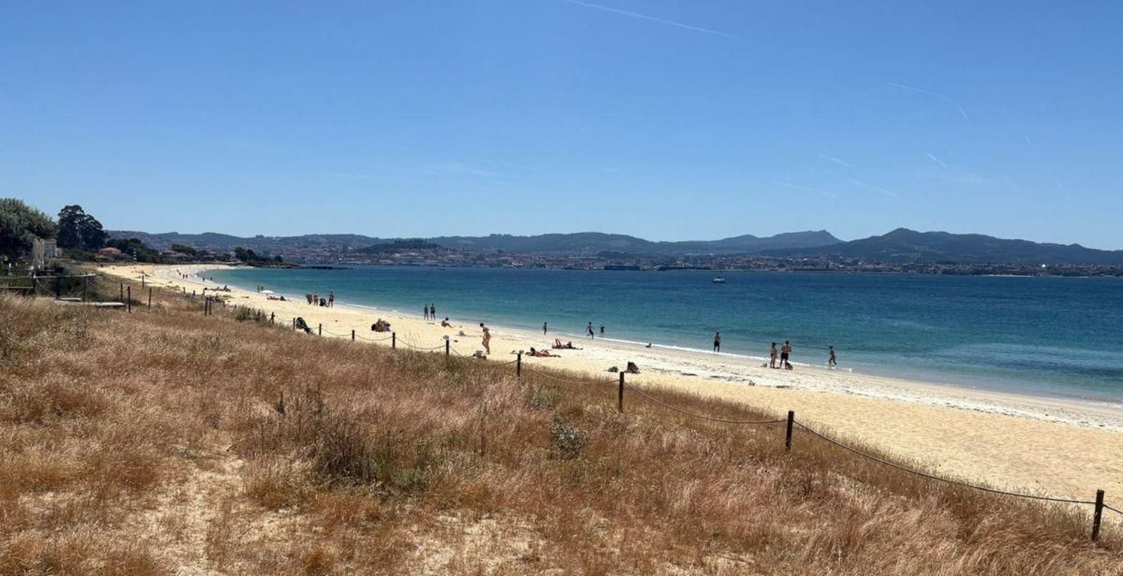 El arenal de Rodeira, ayer, ya con bañistas aprovechando las buenas temperaturas.