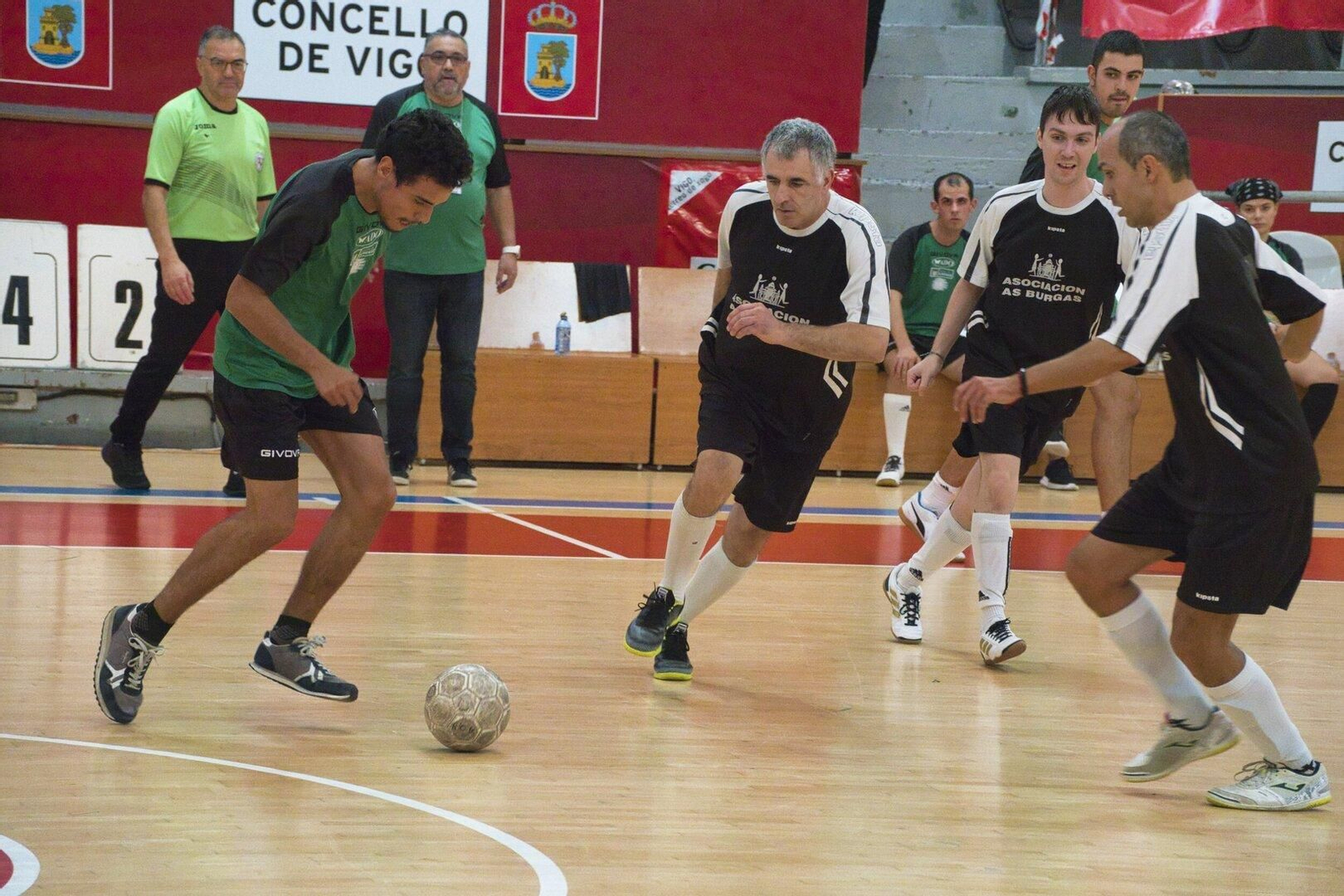 Uno de los muchos partidos jugados ayer en Vigo.