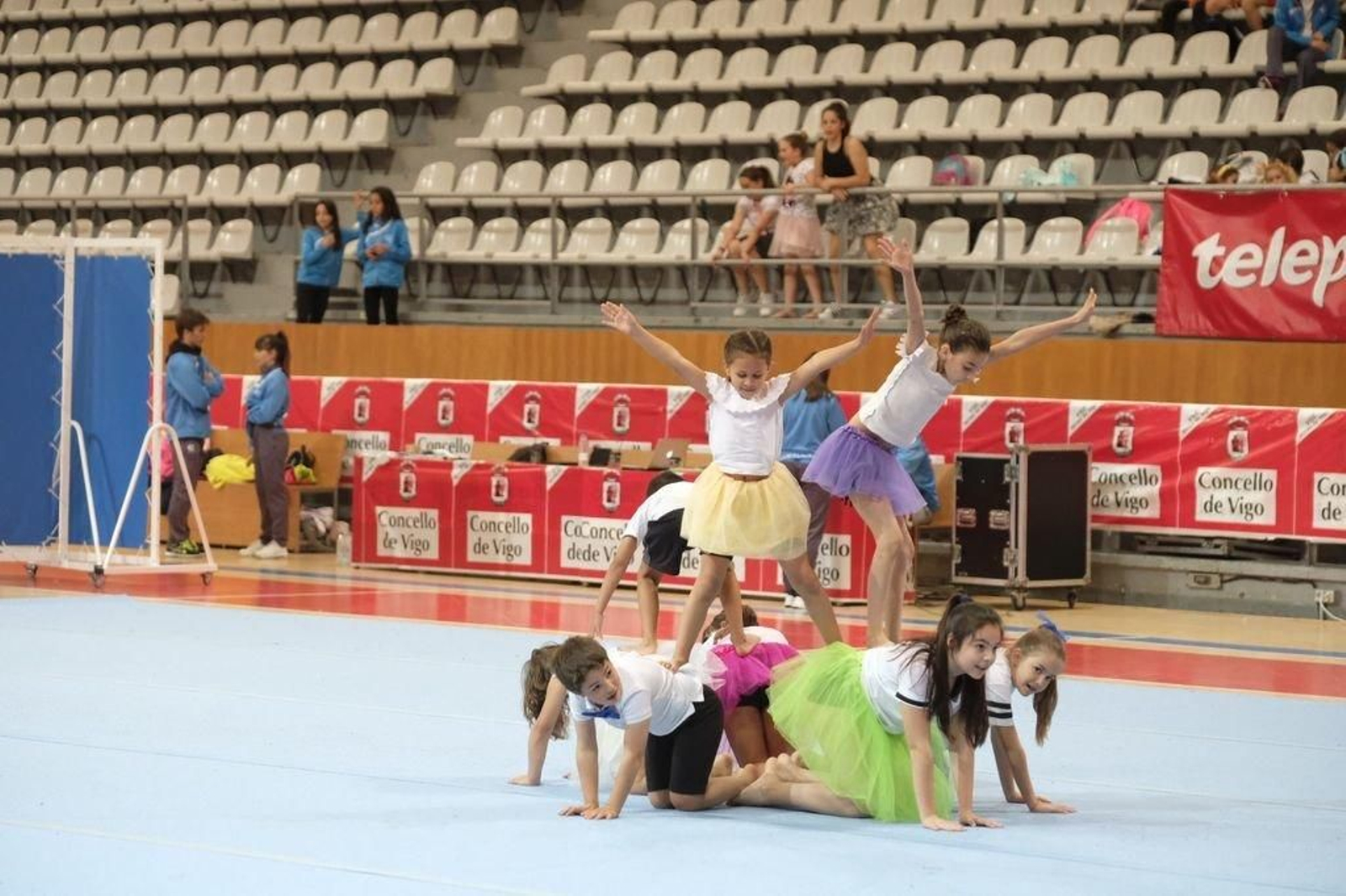 Un grupo de menores realiza un número de acrobacia en As Travesas.
