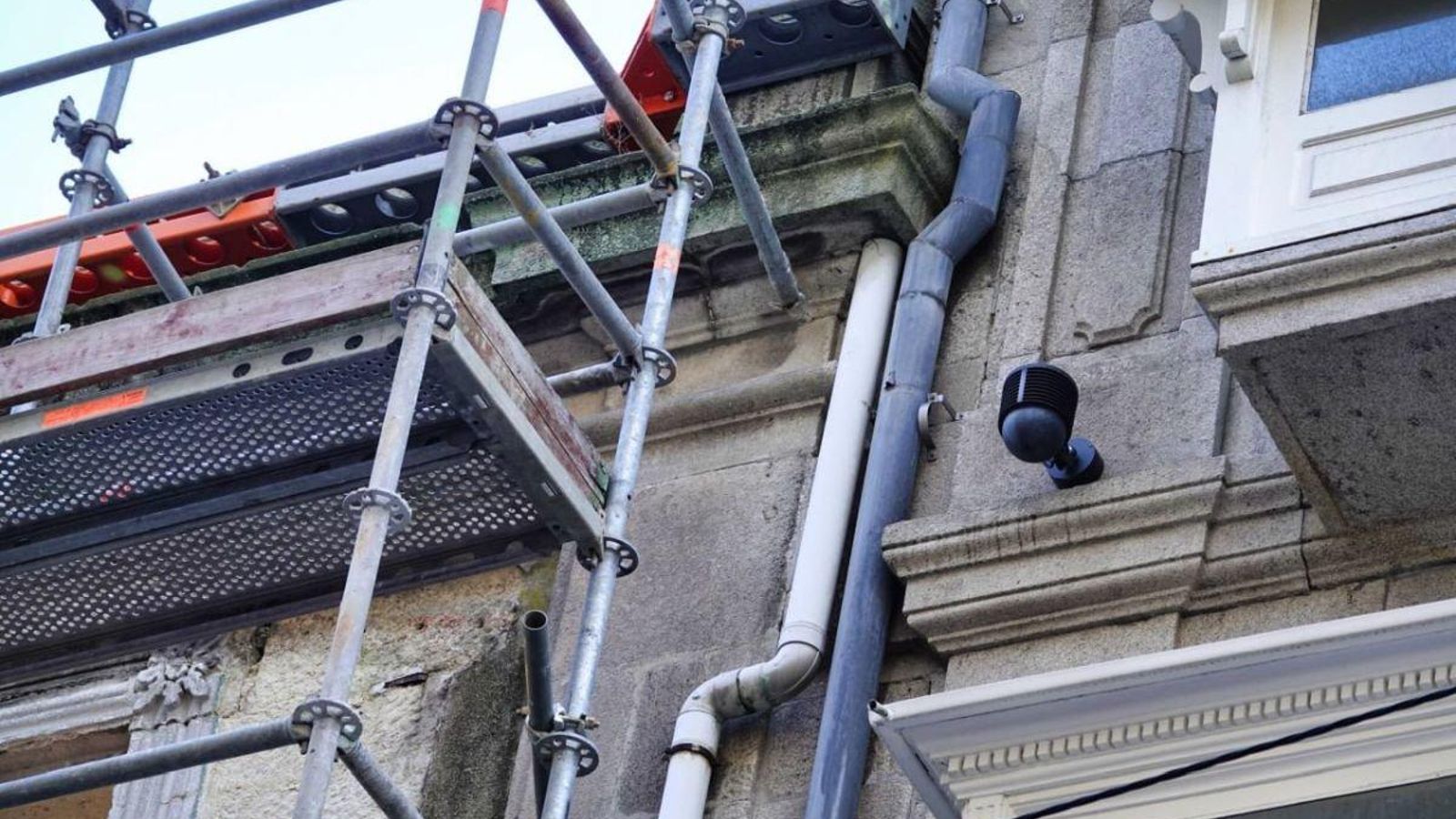 Una alarma para evitar que se use el andamio para colarse en pisos.