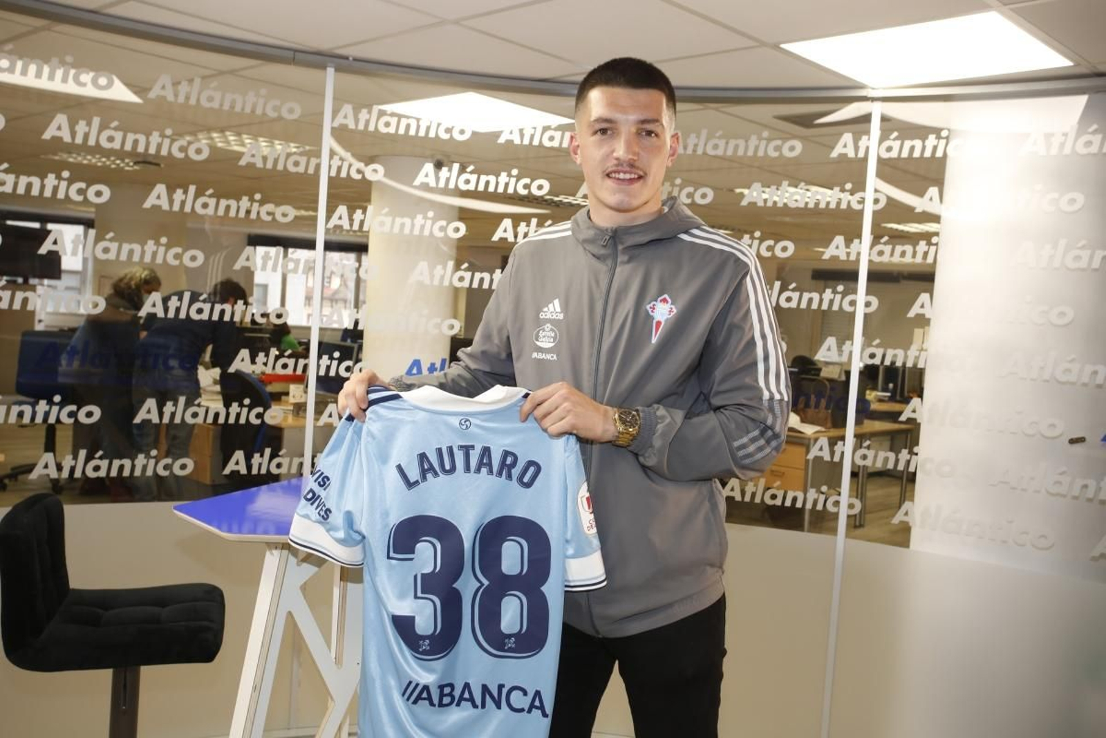 Lautaro de León pasó por el set en la redacción de Atlántico.