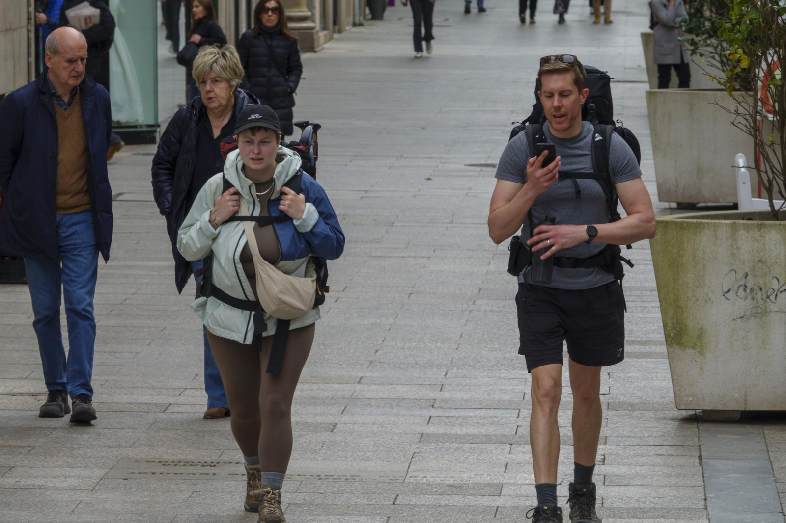 Peregrinos del Camino Portugués de la Costa, cruzando Vigo.